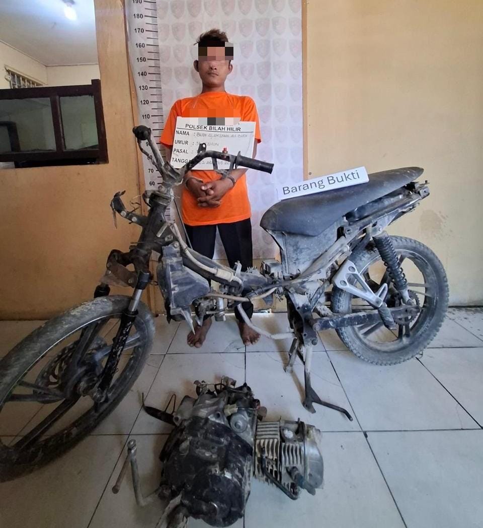 Tersangka BA saat diamankan di Polsek Bilah Hilir. (FAJAR/SUMUT POS)