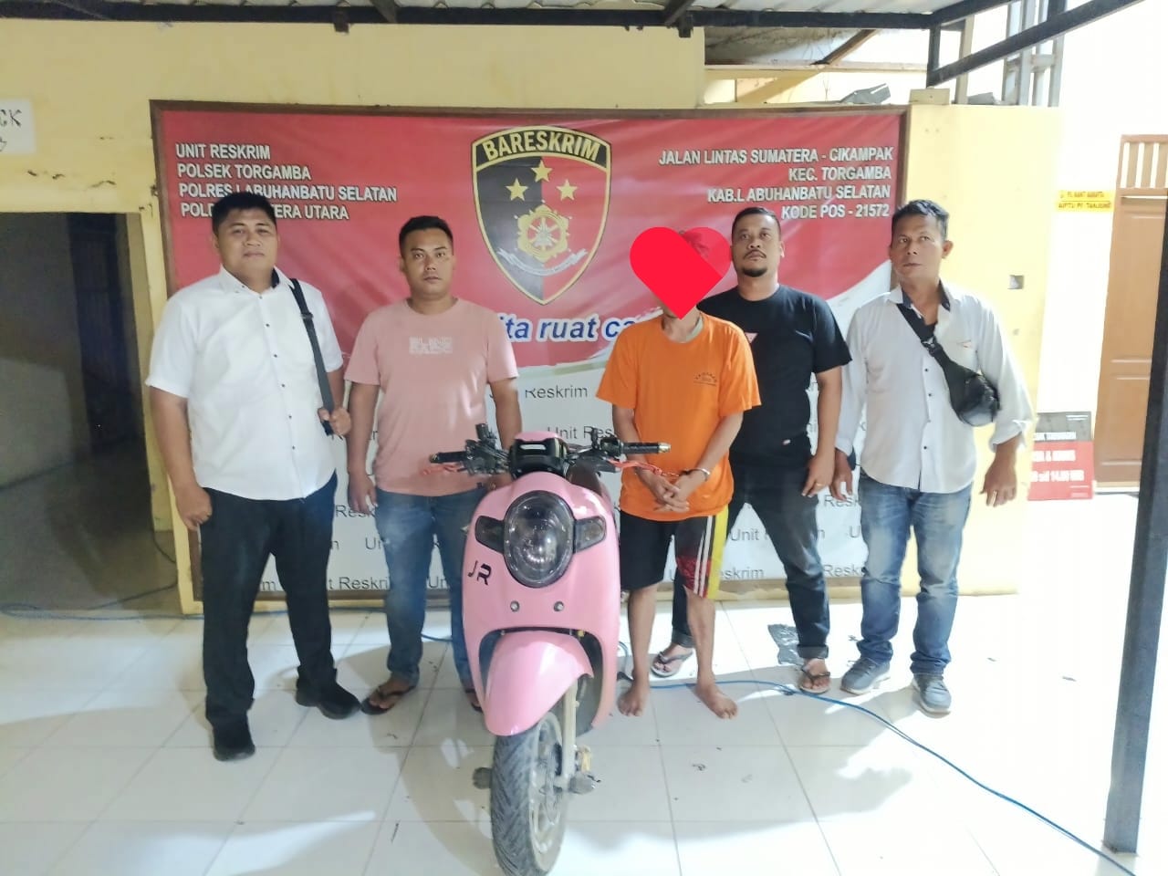 DIAMANKAN: Pelaku JS dengan tangan digari diamankan di Polres Labusel. (KHAIRUDDIN/SUMUT POS)