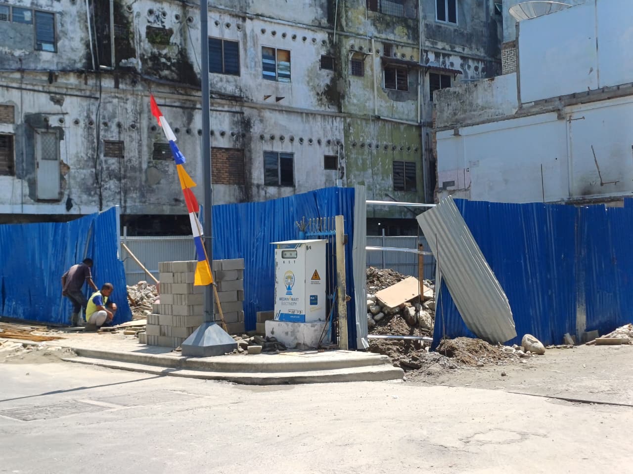 Sebuah lahan di Jalan H.A.R Syihab Kota Medan tampak telah dikelilingi pagar berwarna biru dan diduga hendak dilakukan pembangunan tanpa izin PBG. (Markus Pasaribu/Sumut Pos)