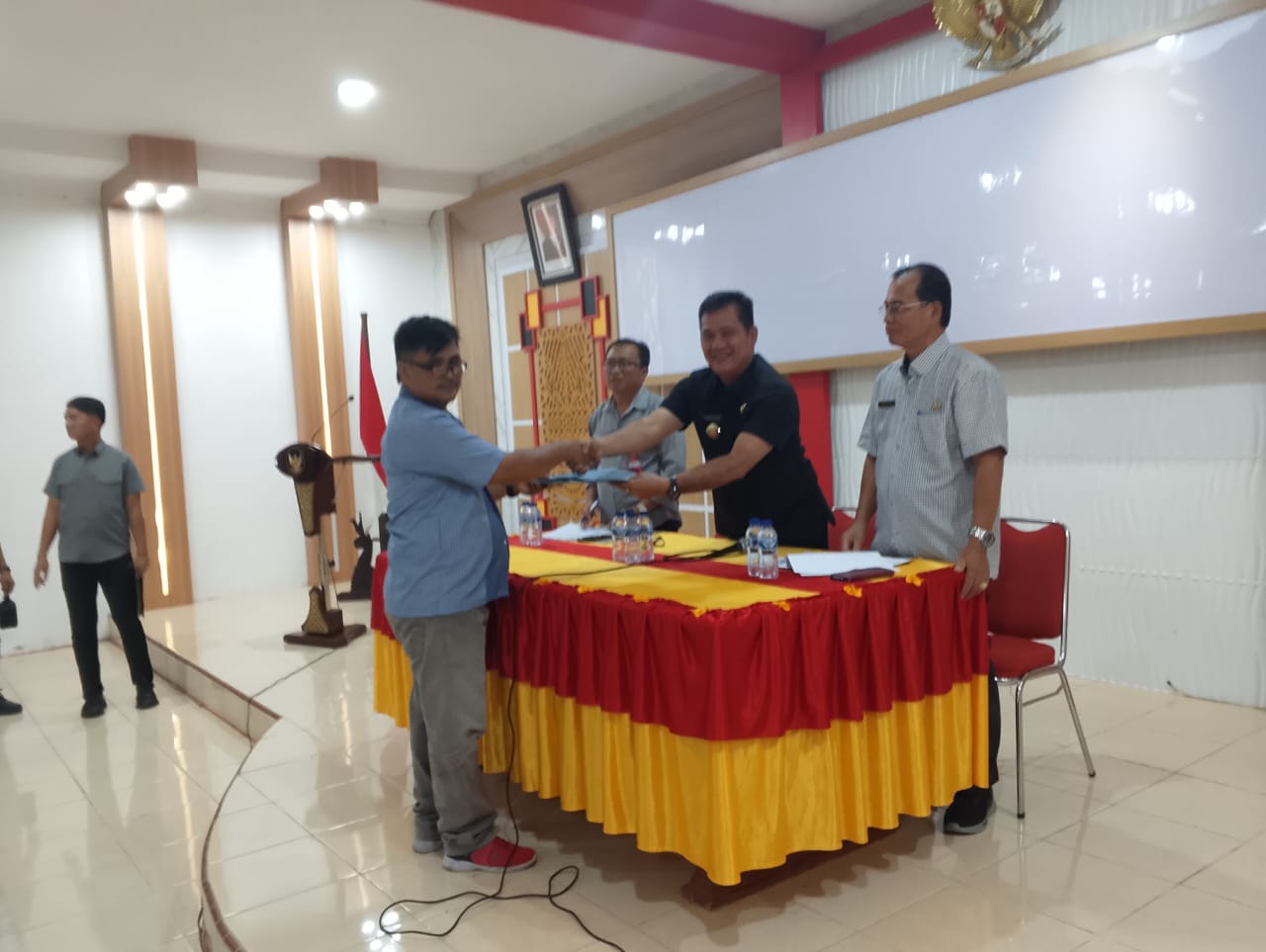 SERAHKAN : Penanggung jawab aksi, Menyerah Duha pada saat menyerahkan pernyataan sikap honorer kepada Bupati Nias Selatan, Sokhiatulo Laia. (EURISMAN/SUMUT POS)