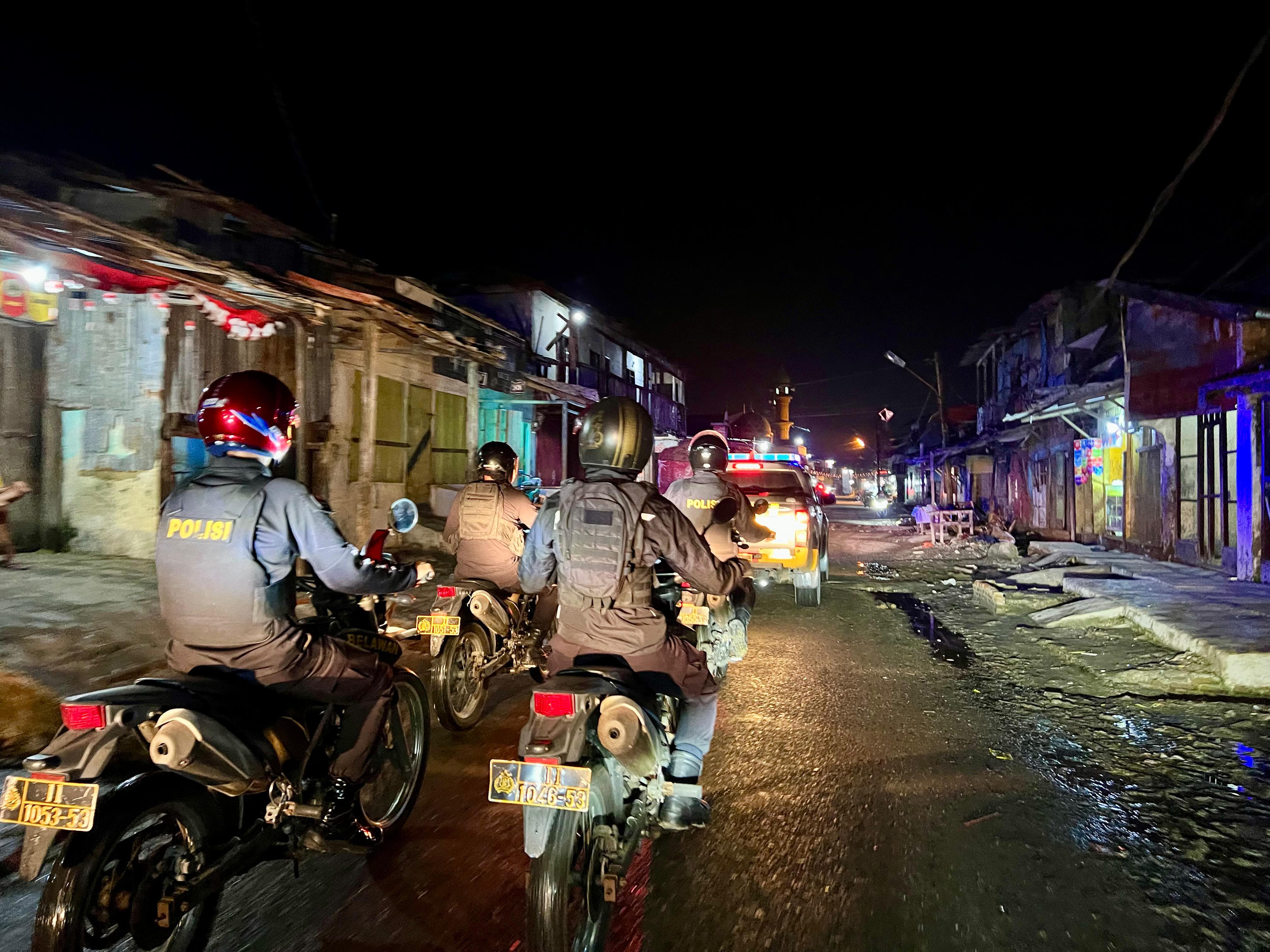 BURU: Tim Khusus Polres Belawan memburu pelaku tawuran yang mengakibatkan 2 rumah warga terbakar. (ISTIMEWA/SUMUT POS)