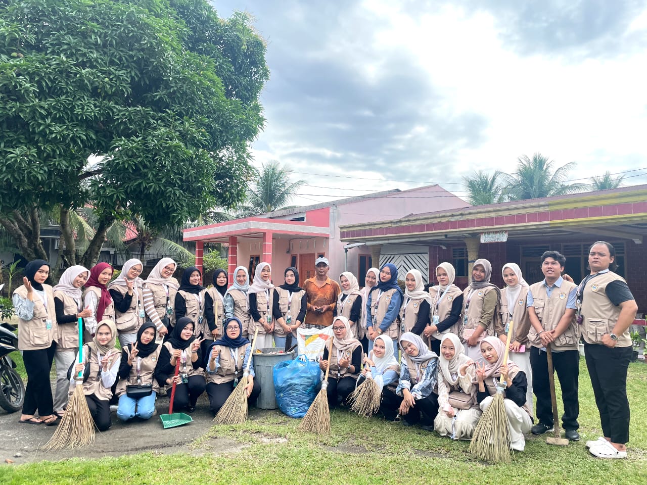 GOTONG ROYONG: Mahasiswa FKM UINSU saat gotong royong di Dusun IV Desa Tuntungan II. (ISTIMEWA/SUMUT POS)