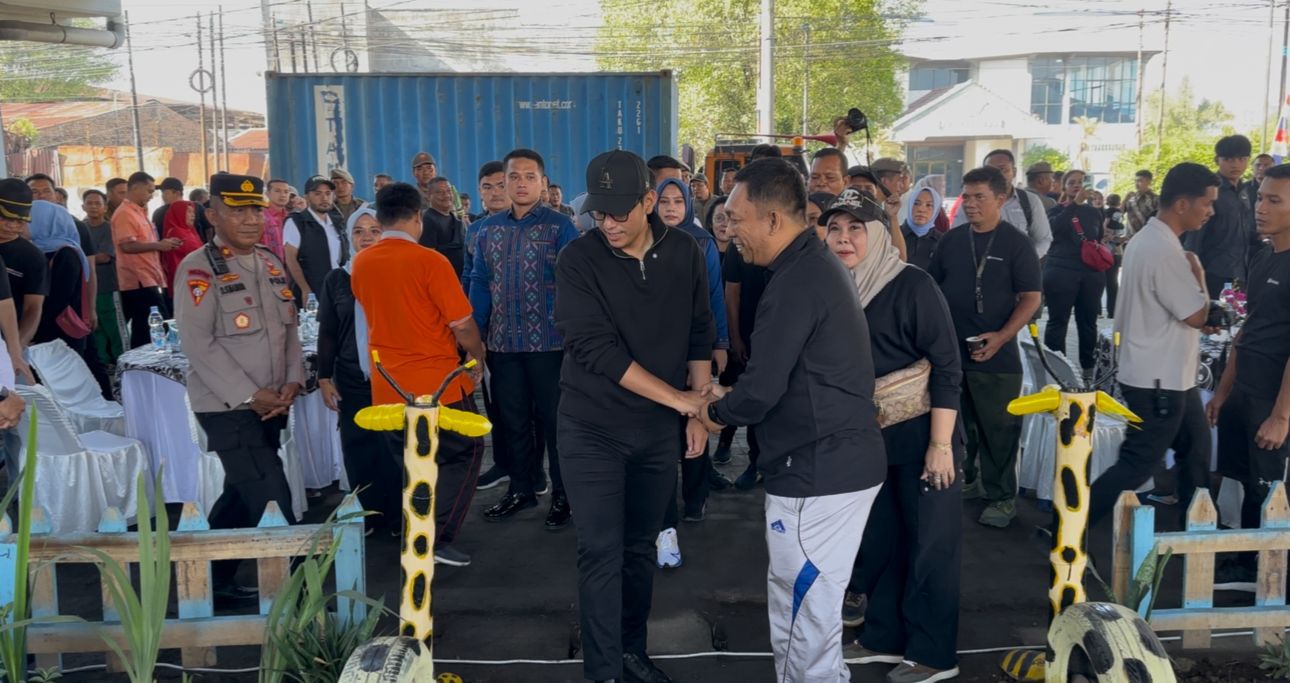 RESMIKAN: Wali Kota Medan, Rico Tri Putra Bayu Waas, meresmikan Taman PKK Fly Over Amplas di Jalan Sisingamangaraja, Kecamatan Medan Amplas, Jumat (22/8/2025). (MARKUS PASARIBU/SUMUT POS)