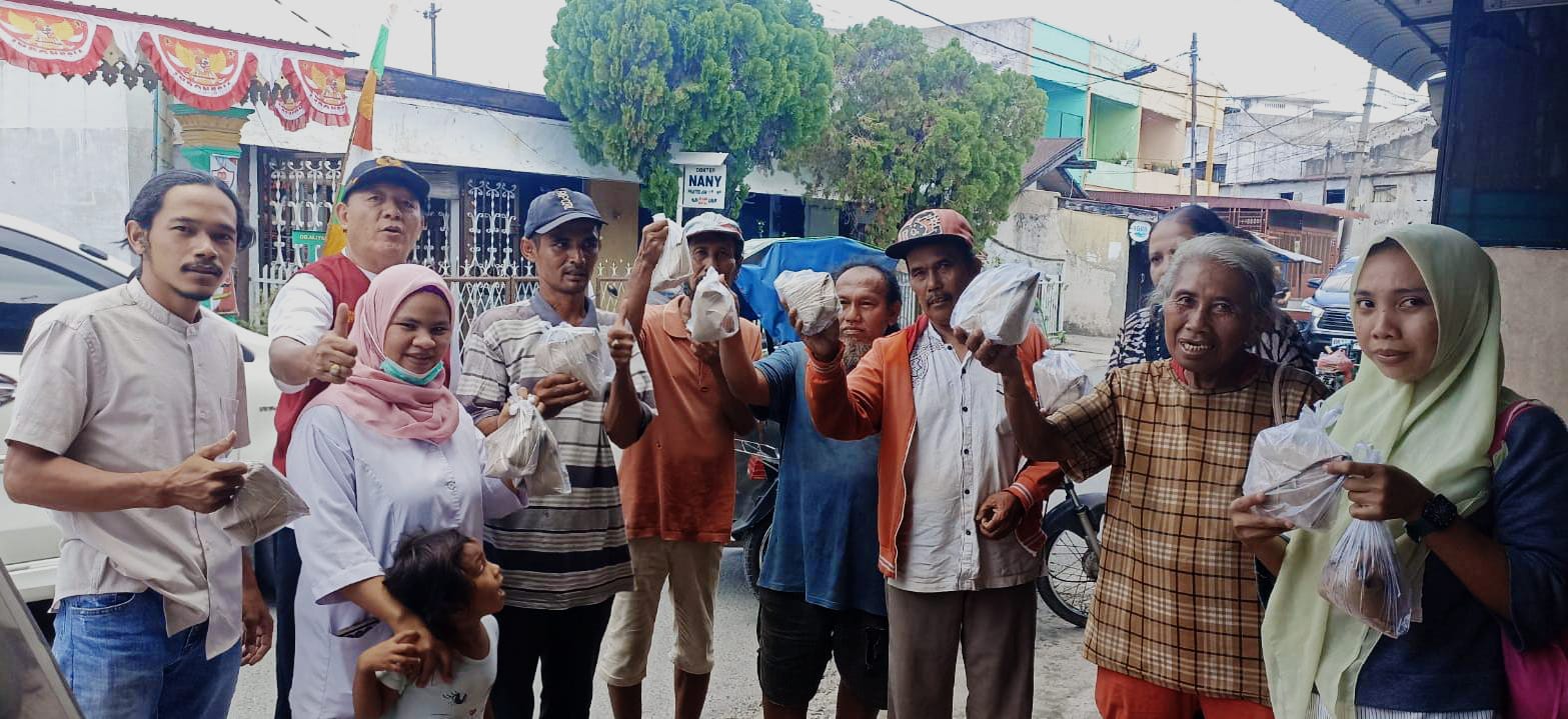 JUMAT BERKAH: Program Jumat Berkah LPSK Bunga Teratai dan David Tan di Jalan Sentosa Lama Medan. (ISTIMEWA/SUMUT POS)