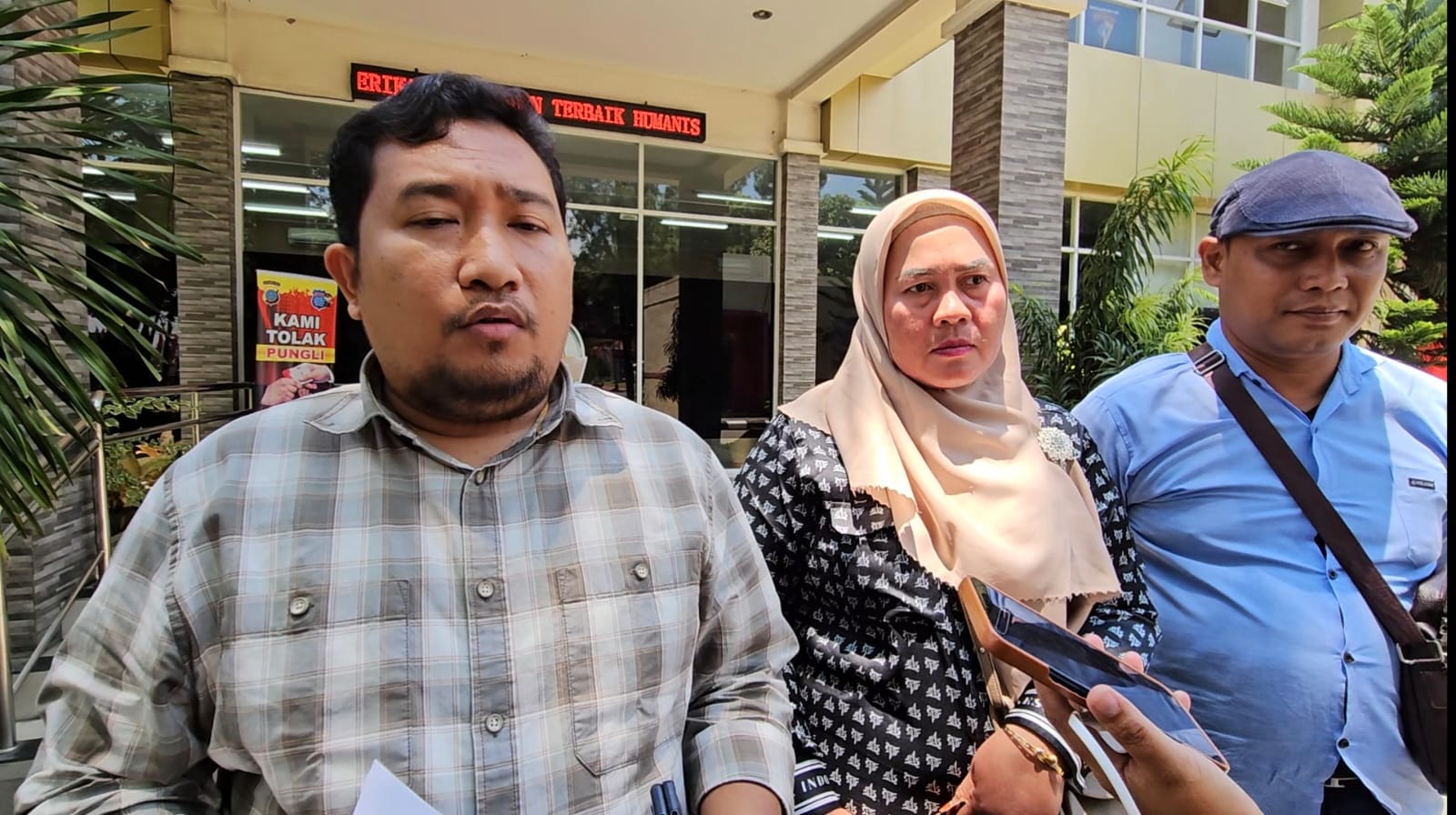 PENGADUAN: Marlini Nasution istri dari Rahmadi didampingi kuasa hukumnya, membuat pengaduan ke Polda Sumut, Jumat (22/8/2025) sore. (Dok: istimewa for Sumut Pos)