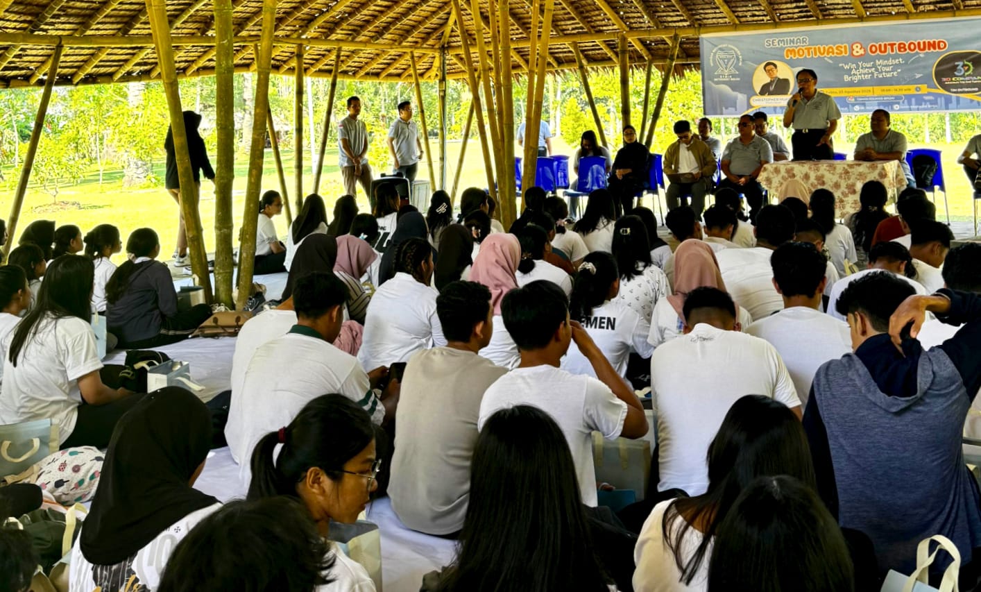 SEMINAR: Peterus SH MM memberikan sambutan pada seminar motivasi dan outbound STMIK Methodist Binjai di Taman Edukasi Binjai, Sabtu (23/8/2025). (Dok: istimewa for Sumut Pos)