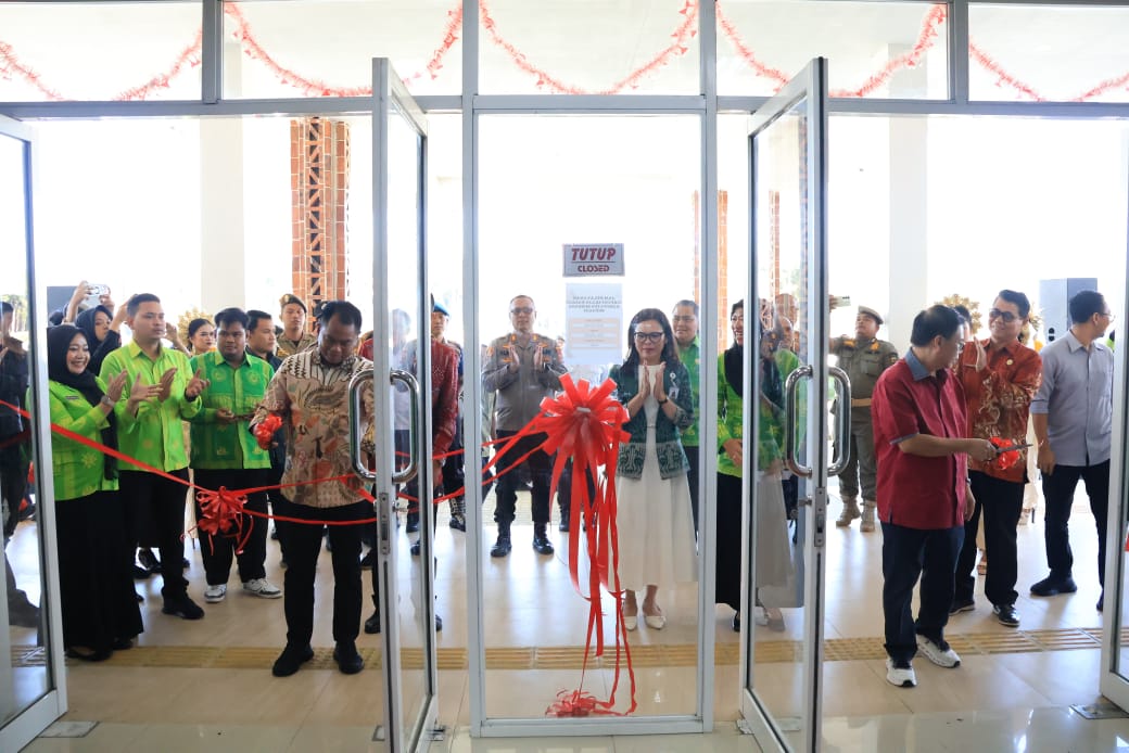 RESMI: Bupati Sergai, Darma Wijaya dan Anggota DPR RI, Sofyan Tan saat meresmikan gedung perputaan di Sei Rampah. (Dok: Diskominfo Sergai)