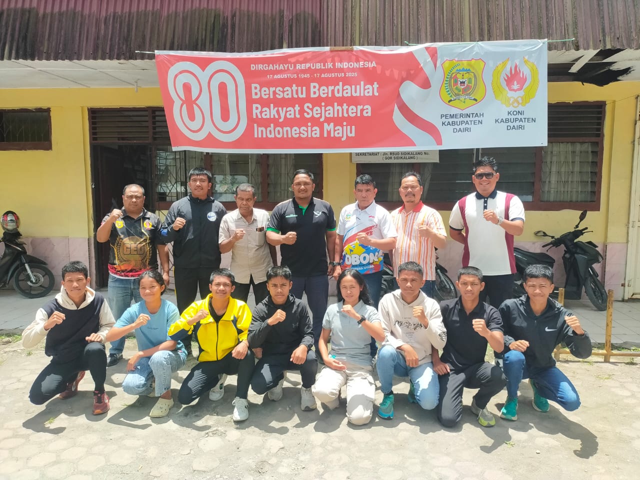 BERFOTO: Ketua KONI Dairi, Mangaranap Manik didampingi, Ihsan Idris Silalahi, Ketua PASI, Togar Mantondang berfoto dengan atlit atletik, Sabtu (23/8/2025). (Dok: Rudy Sitanggang/SUMUT POS)