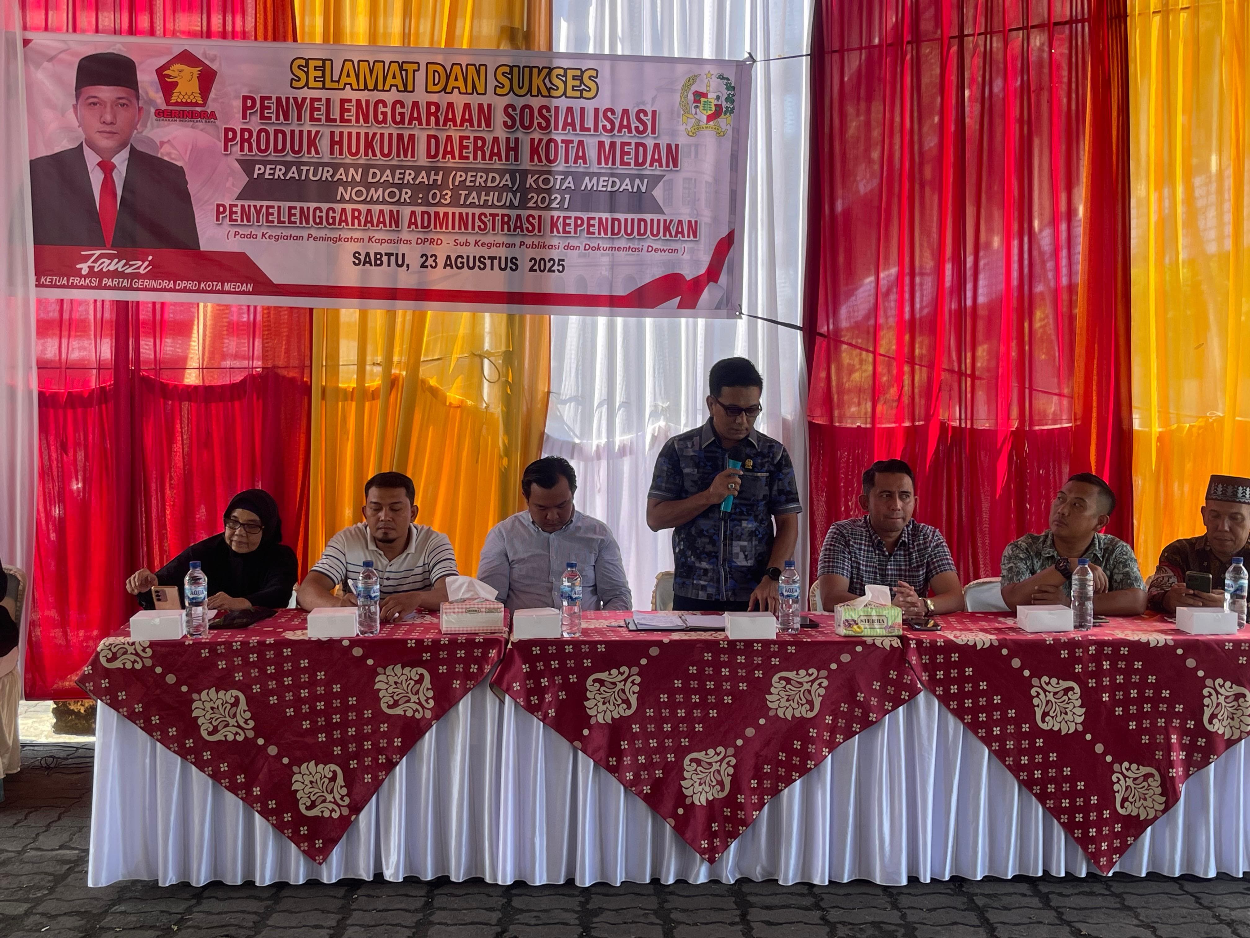 SOSPER: Wakil Ketua Fraksi Gerindra DPRD Kota Medan, Fauzi, saat menggelar Sosialisasi Peraturan (Sosper) di Medan Kota. (Dok: istimewa for Sumut Pos)