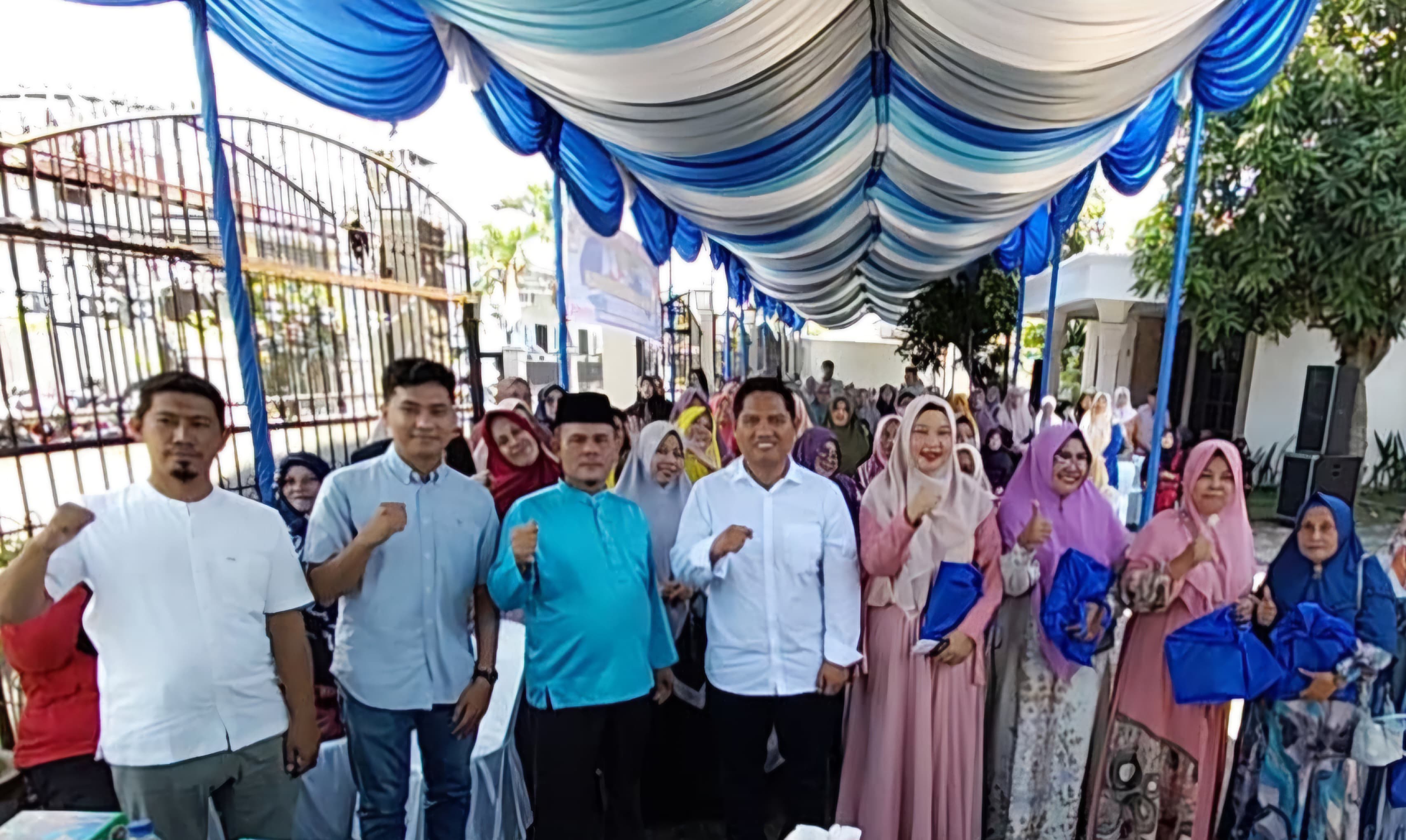 BERSAMA: Anggota DPRD Medan, Muslim dan warga berfoto bersama usai Sosper di Medan Marelan, Sabtu (23/8/2025). (Dok: istimewa for Sumut Pos)
