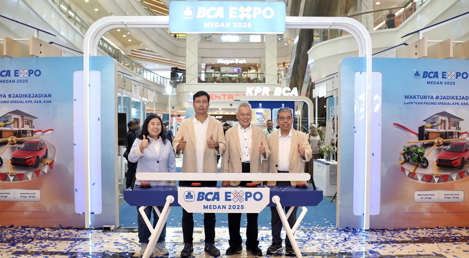 Direktur BCA Rudy Susanto (kedua kanan) bersama SVP Consumer Loan BCA Ria Aryani Rachman (kiri), Kepala Kantor Wilayah V BCA Iwan Santoso Narto (kedua kiri), dan Direktur BCA Finance Liston Nainggolan