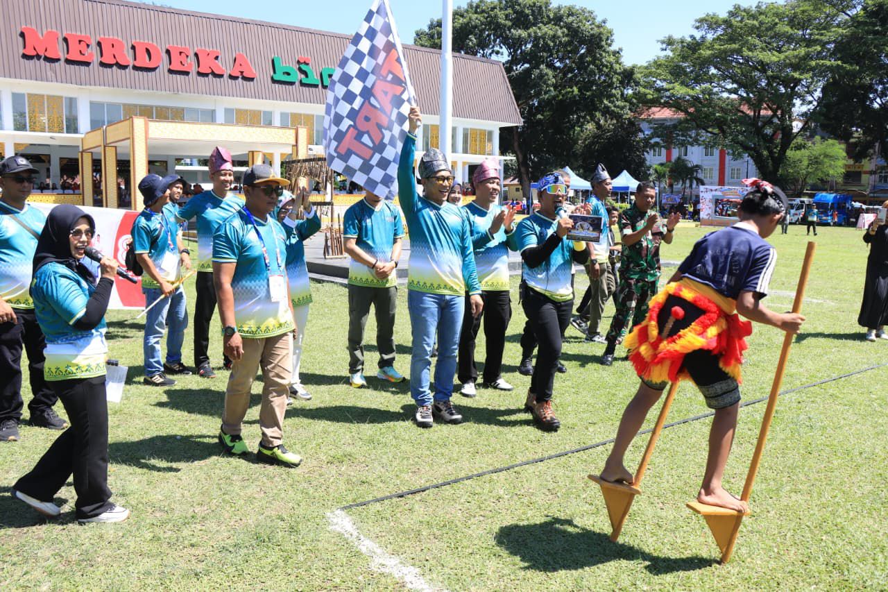Wawako Binjai, Hasanul Jihadi saat membuka festival permainan rakyat tradisional anak di Lapangan Merdeka. (Diskominfo Binjai/Sumut Pos)