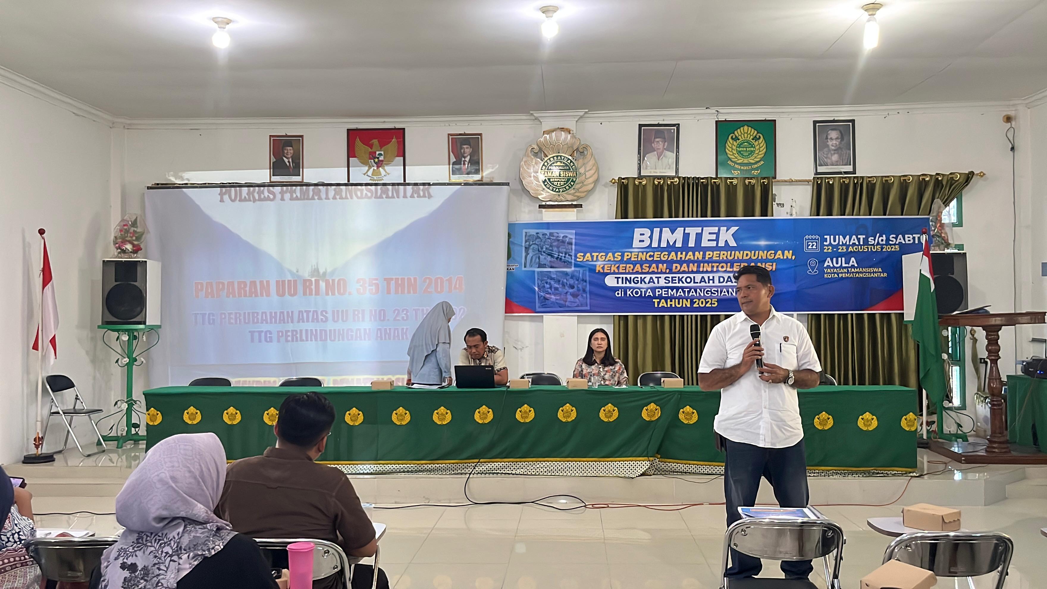 PEMAPARAN: Ipda Darwin Siregar menyampaikan pemaparan di depan para guru. (PRA EVASI/SUMUT POS)