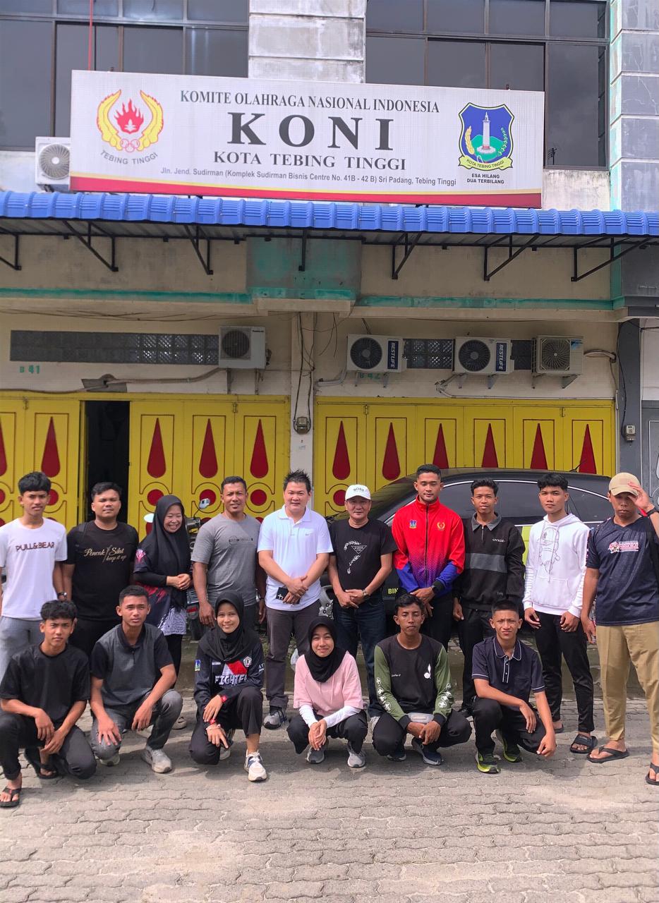 Ketua KONI Tebingtinggi Anton, didampingi Kabid Organisasi, Supriadi dan IPSI Kota Tebingtinggi, Eka Sejahtera foto bersama atlet terbaik untuk ikuti seleksi Kejurnas dan PON di Medan.