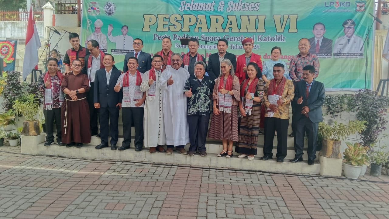 FOTO BERSAMA: Ketua LP3KD Ir Daud Simanjuntak MM foto bersama dengan Forkominda beserta Vikep RP Ambrorius Nainggolan Ofm Cap, Panita dan undangan lainnya.(ISTIMEWA/SUMUT POS)