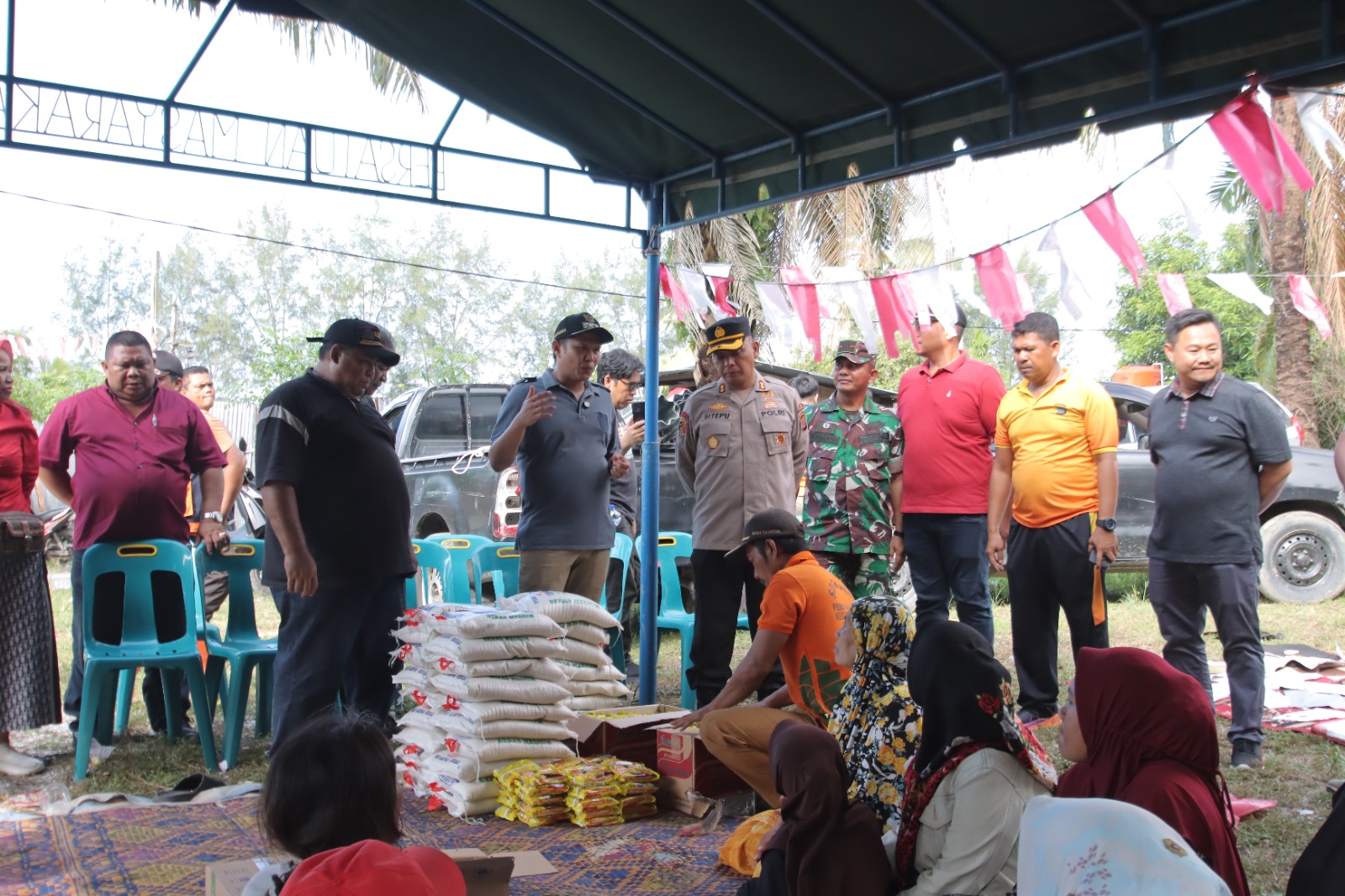 BANTUAN: Kapolres Sergai AKBP John Herry Sitepu berama Wakil Bupati Sergai Adlin Tambunan saat beri Tali asih kepada warga Korban Angin Puting Beliung . ( FADLY/SUMUT POS )