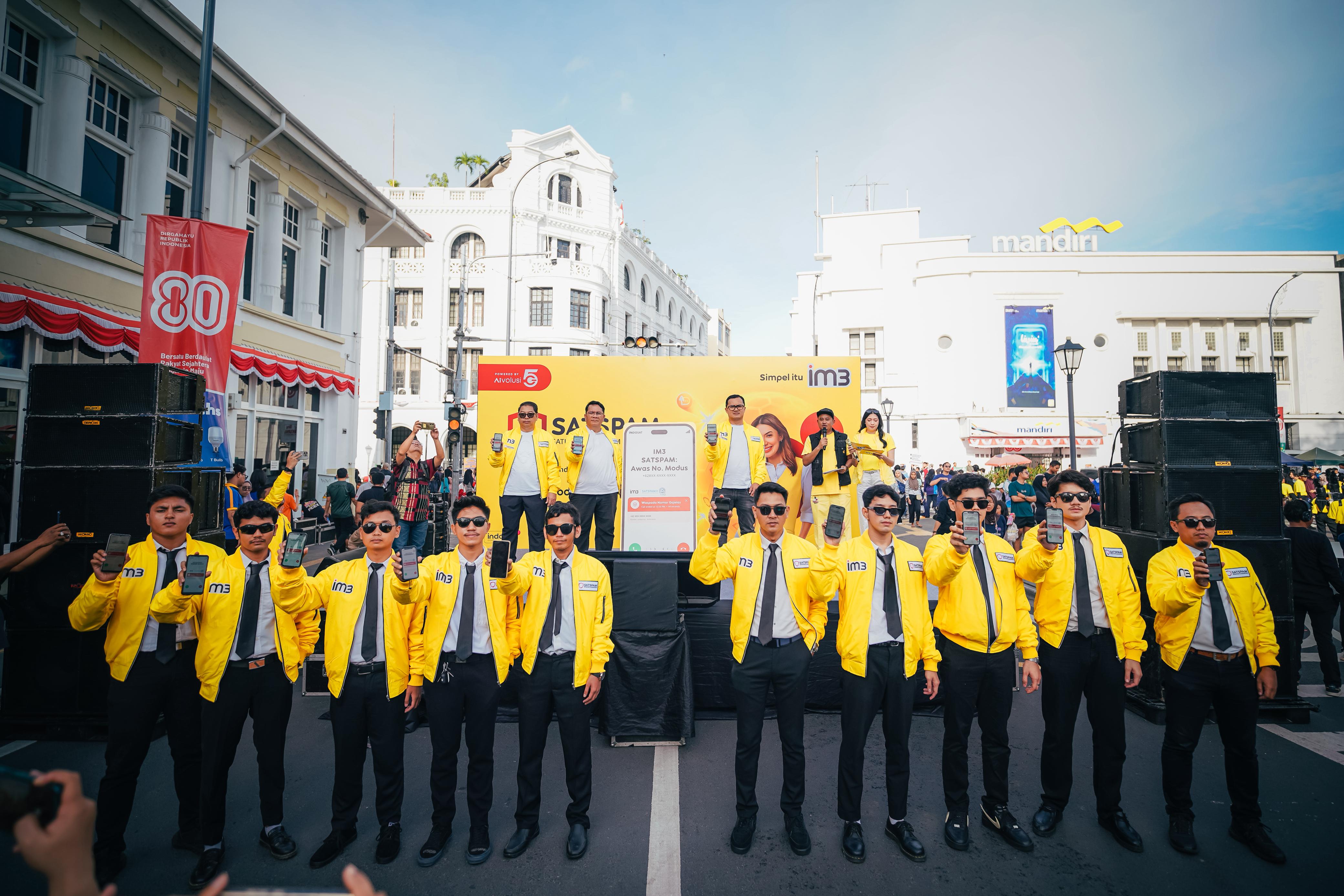 SATSPAM: Pasukan kuning melakukan Parade untuk memperkenalkan IM3 SATSPAM (Satuan Anti Scam dan Spam) di acara CFD Medan, Minggu (25/8/2025). (Dok: Indosat)