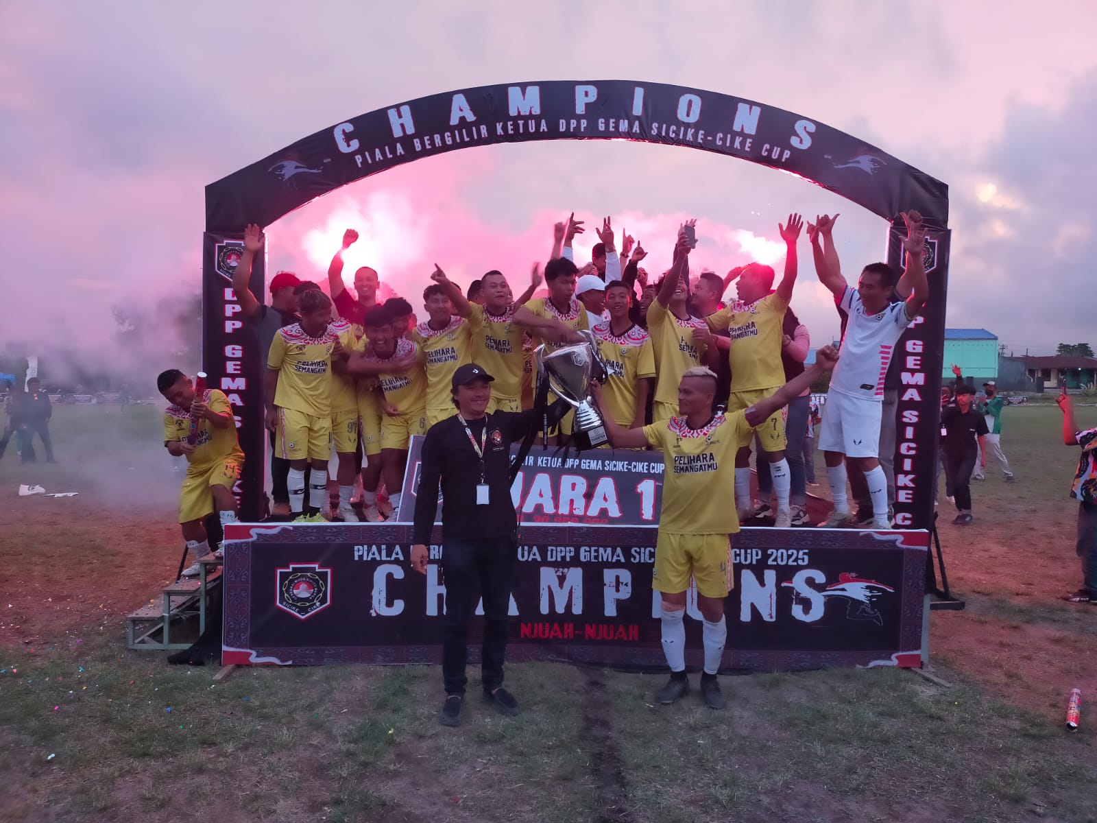 PIALA: Ketua DPP Gema Sicike-cike, Prokeri Ujung serahkan piala bergilir ke tim Lae Hole FC, Ary Paijes Aritonang setelah mengalahkan Putra Kalang, Minggu (24/8/2025). (Dok: Rudy Sitanggang/Sumut Pos)