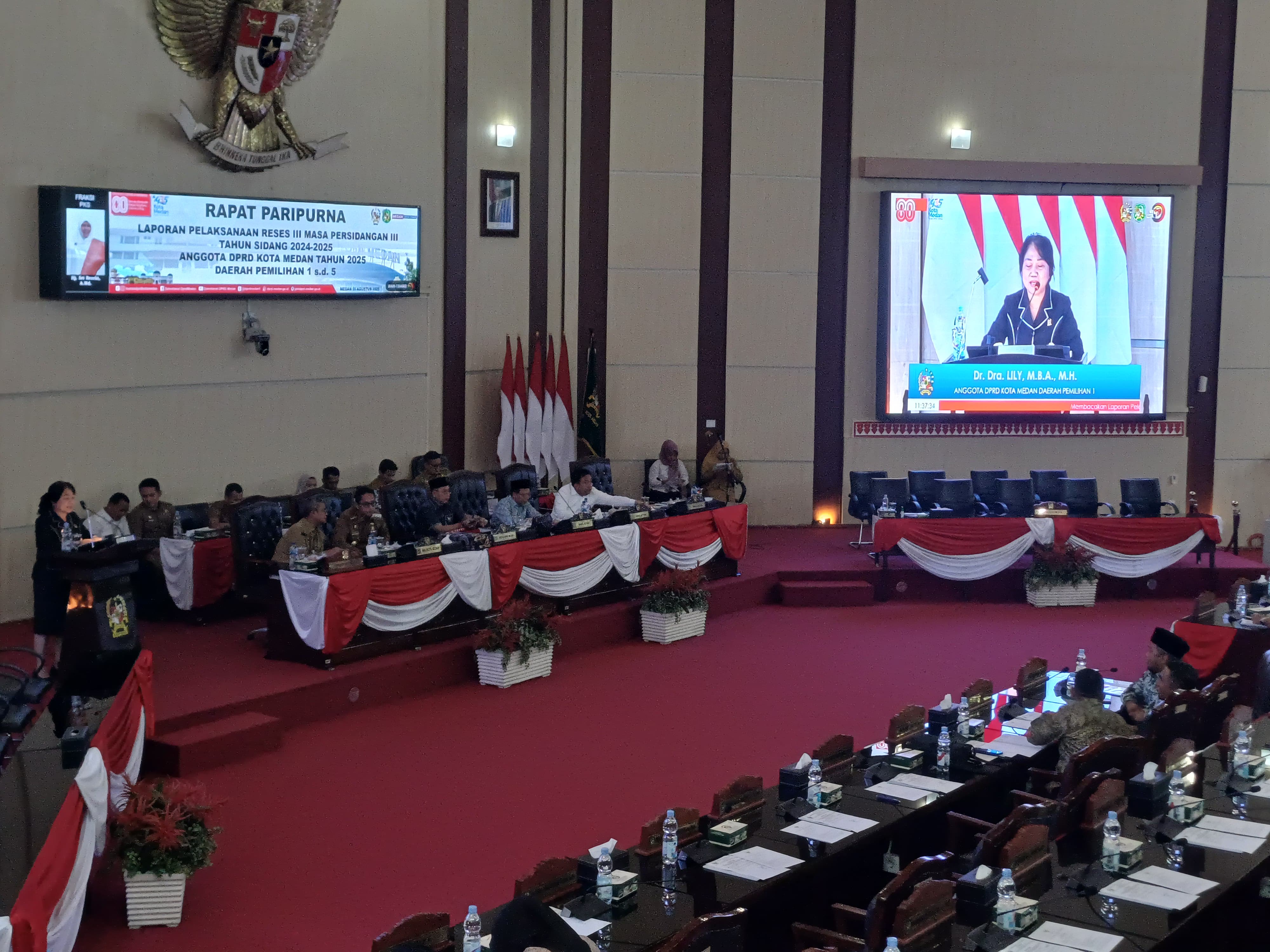 RESES: Anggota DPRD Medan, Dr Lily ketika menyampaikan laporan Reses Dapil I saat sidang paripurna, Senin (25/8/2025). (Dok: Markus Pasaribu/Sumut Pos)
