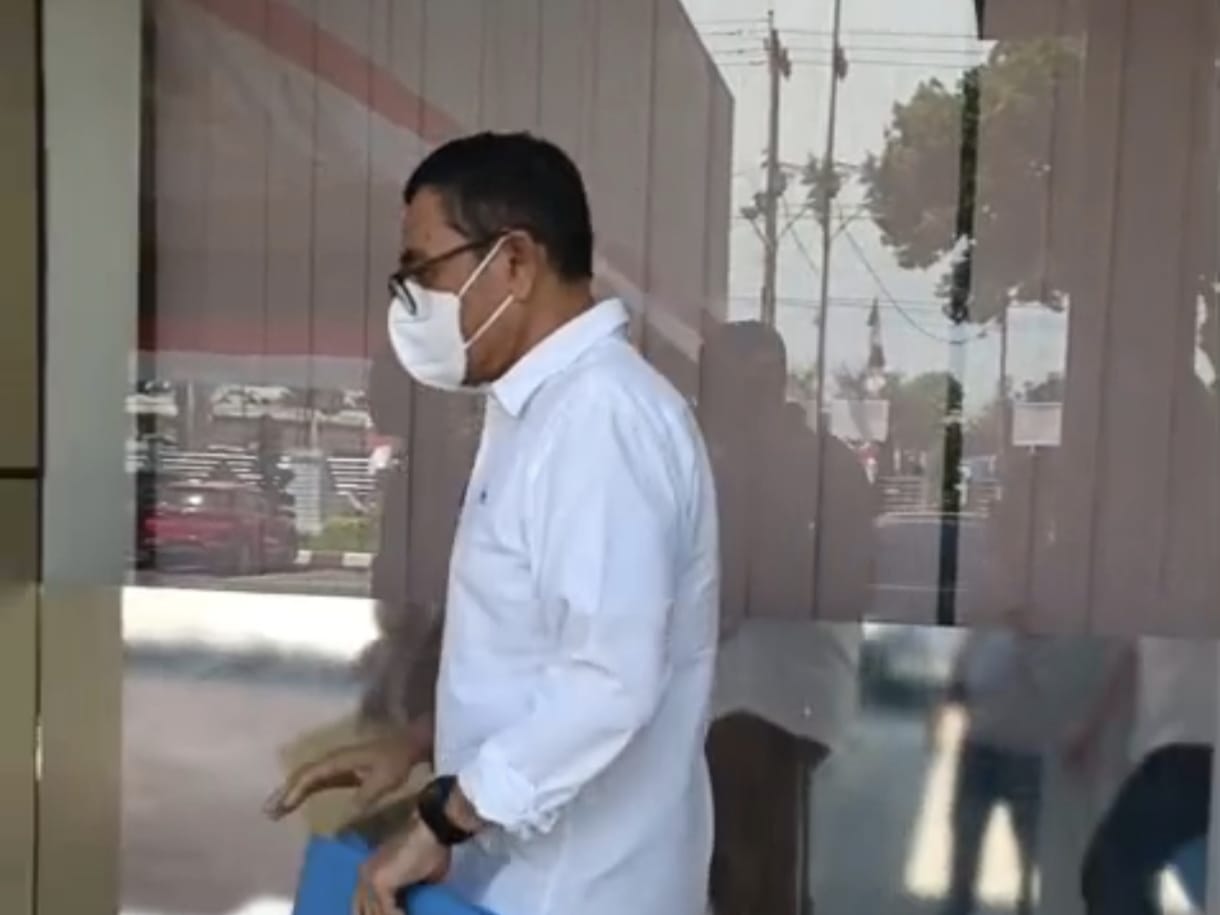 PANGGILAN: Kepala BPKPAD Binjai, Erwin Toga pakai masker memenuhi panggilan jaksa. (Dok: Istimewa/Sumut Pos)