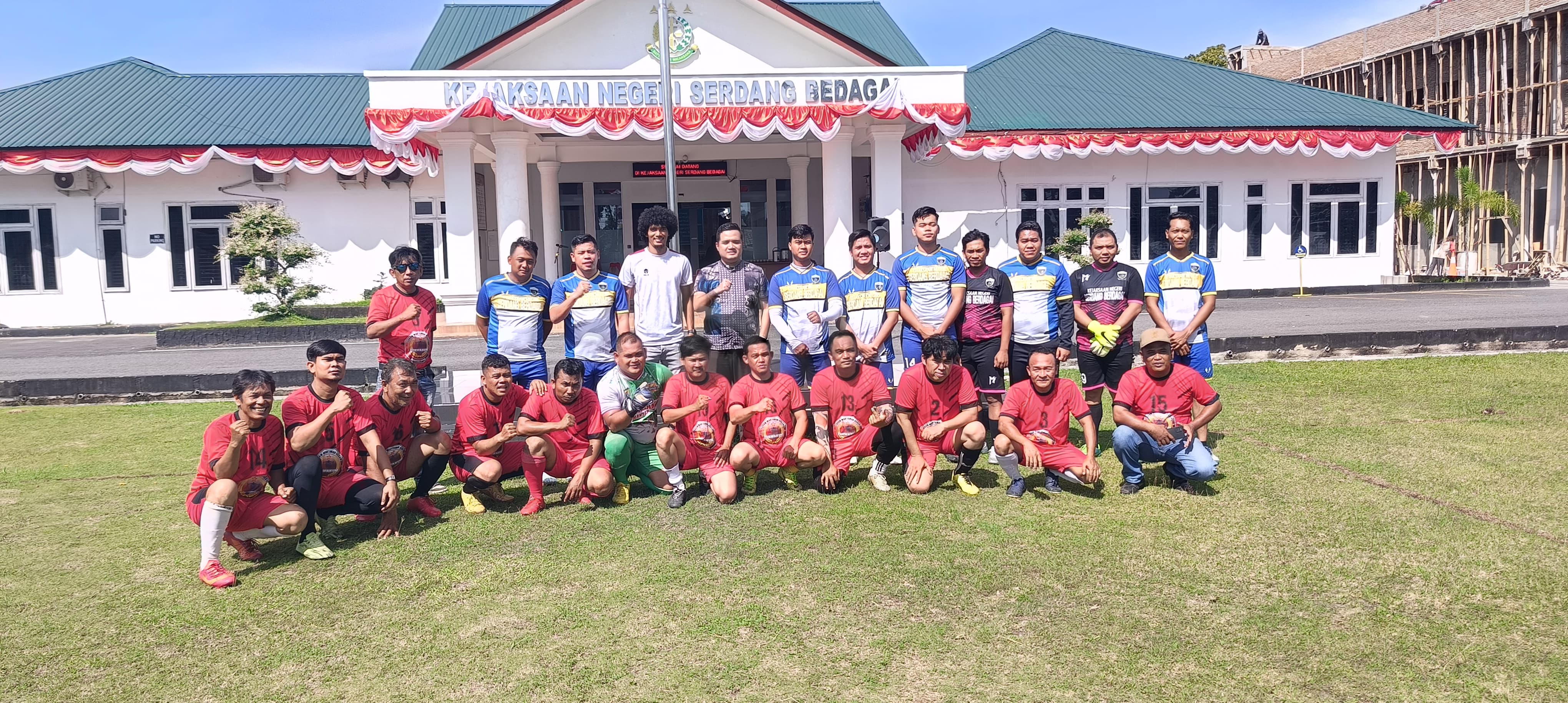 BERSAMA: Tim Kejari Sergai bersama Tim Forwakum Sergai dalam ajang uji coba Piala Adhyaksa. (Dok: Fadli/Sumut Pos)