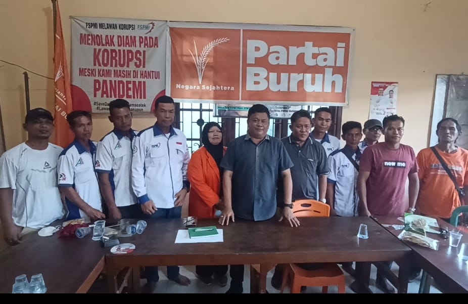 RAPAT: Ketua Exco Partai Buruh Sumut, Willy Agus Utomo bersama lainnya, usai menggelar rapat aksi, di Kantor FSPMI Sumut, Deliserdang, Senin (25/8/2025). (Dok: istimewa for Sumut Pos)