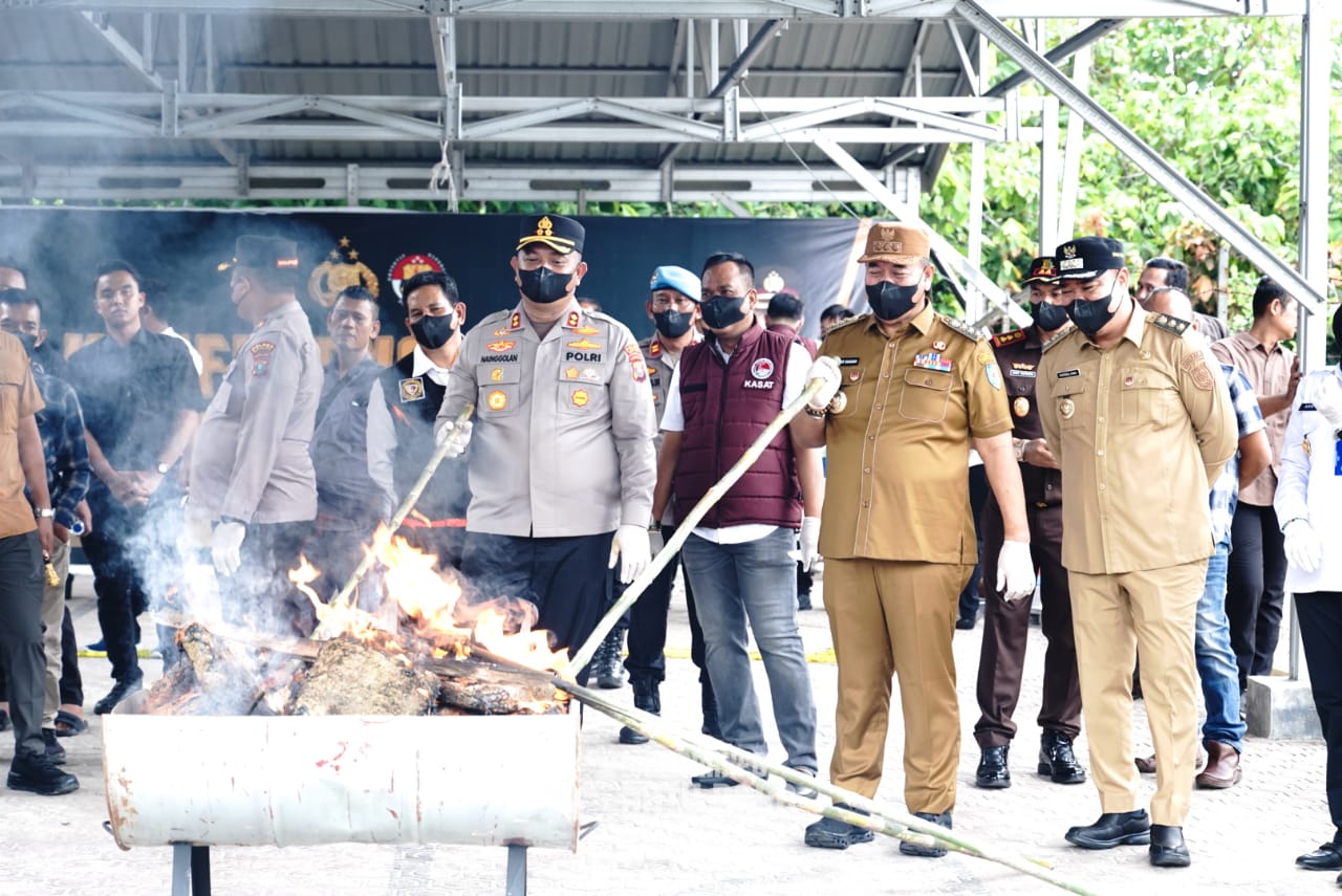 Bupati Batubara Baharuddin Siagian, saat menghadiri pemusnahan narkotika di Polres Batubara, Senin (25/8/2025). (Dok: Liberti H Haloho/Sumut Pos)