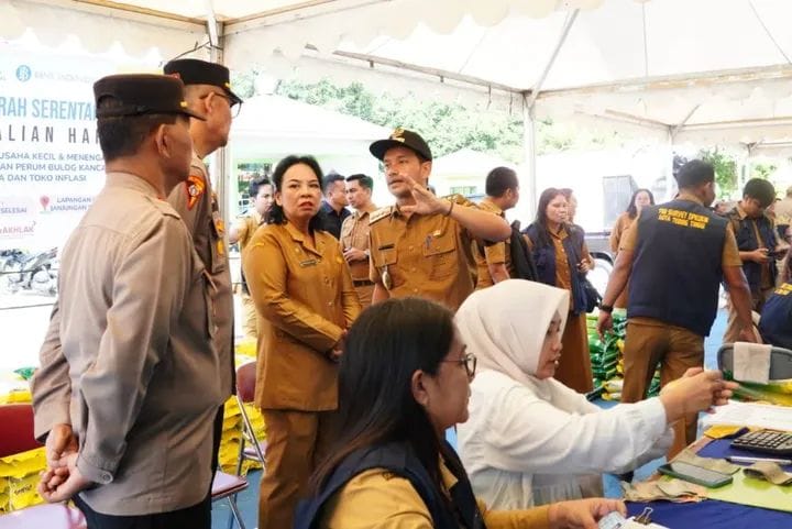 TINJAU: Wali Kota Tebingtinggi Iman Irdian Saragih didampingi Kadis Perdagangan, Koperasi dan UMKM, Marimbun Marpaung meninjau pelaksanaan PPH di Lapangan Merdeka Kota Tebingtinggi.