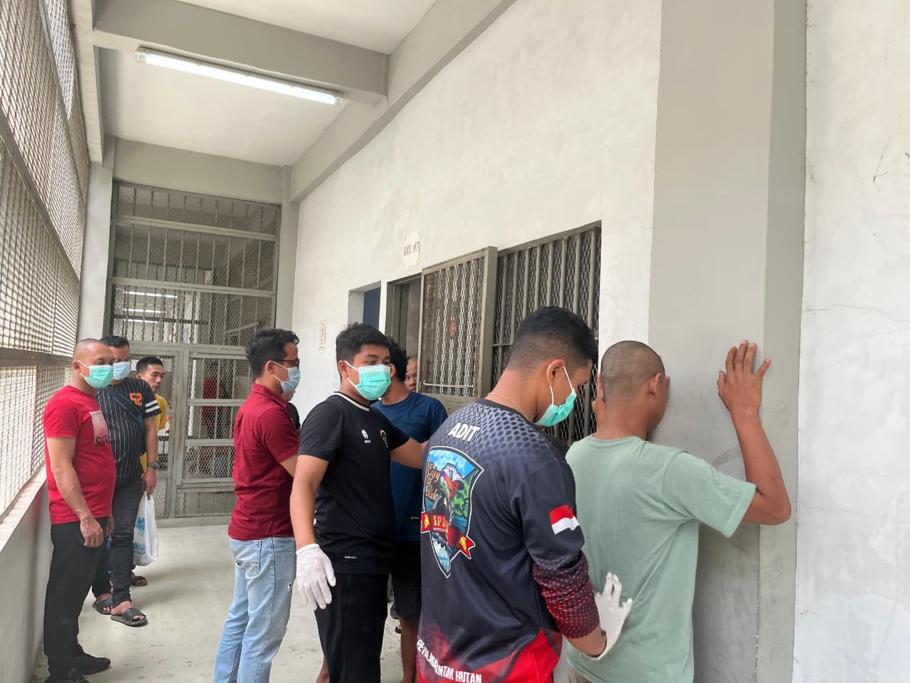 RAZIA: Petugas Lapas Binjai saat melakukan pemeriksaan badan WBP saat razia blok dan kamar. (Dok: Istimewa/Sumut Pos)
