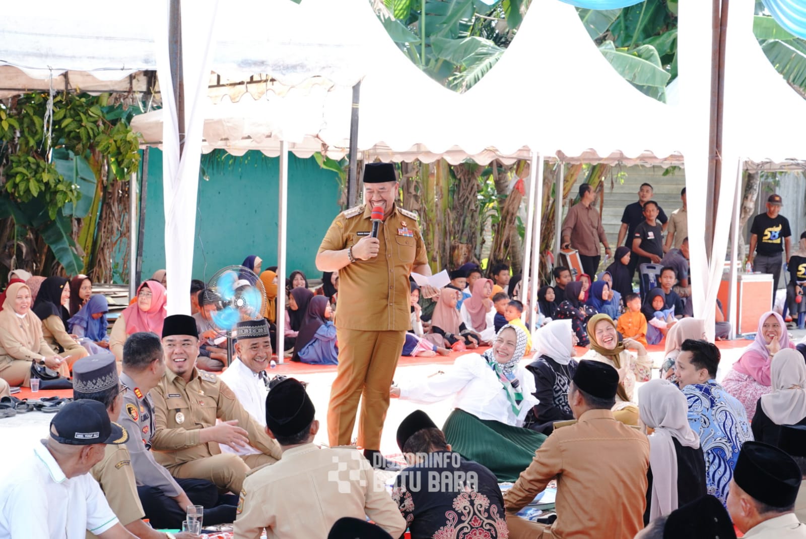 HADIR: Bupati Batubara  H. Baharuddin Siagian bersama Wabup Syafrizal saat menghadiri kenduri di Desa Simpang Dolok, Kecamatan Datuk Lima Puluh, Senin (25/08/2025). (Dok: Diskominfo Batubara)