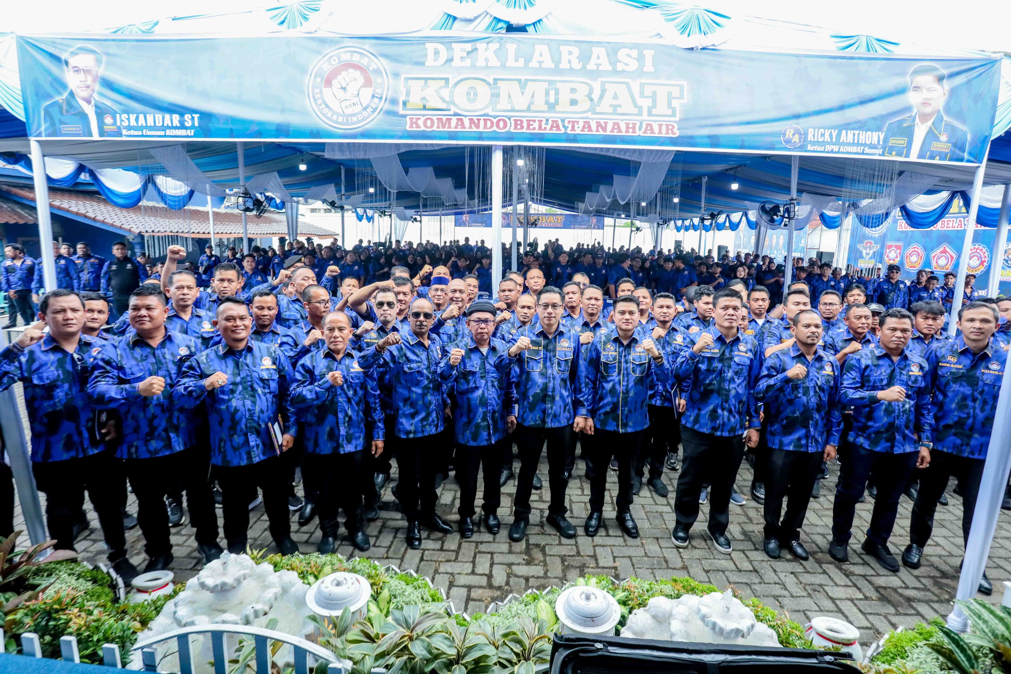 KADER: Ribuan kader KOMBAT Sumut foto bersama usai deklarasi di Medan. (Dok: Istimewa/Sumut Pos)