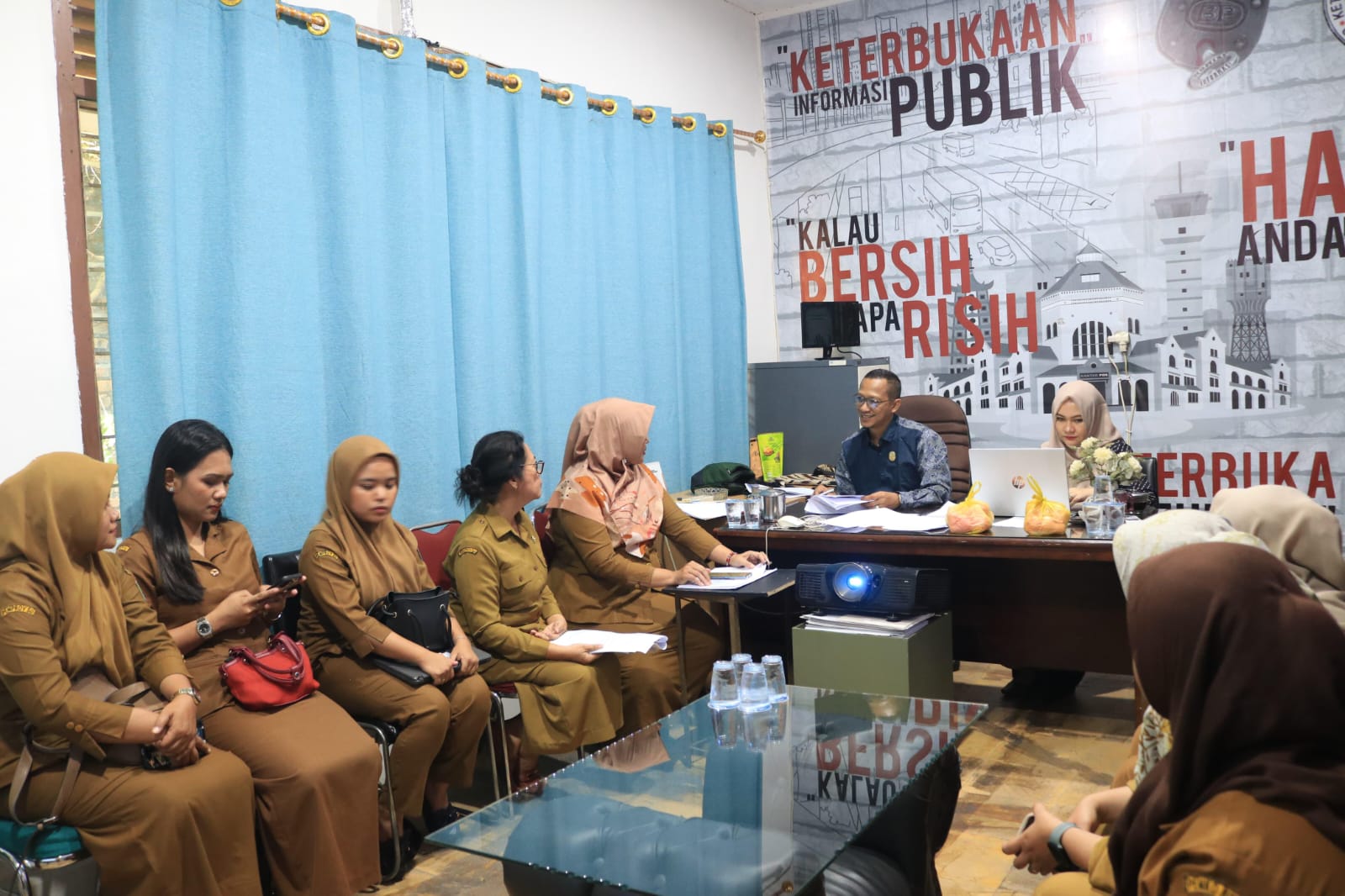 PAPARAN: Pegawai Diskominfo Binjai saat memaparkan capaian dan implementasi keterbukaan informasi. (Dok: Diskominfo Binjai)