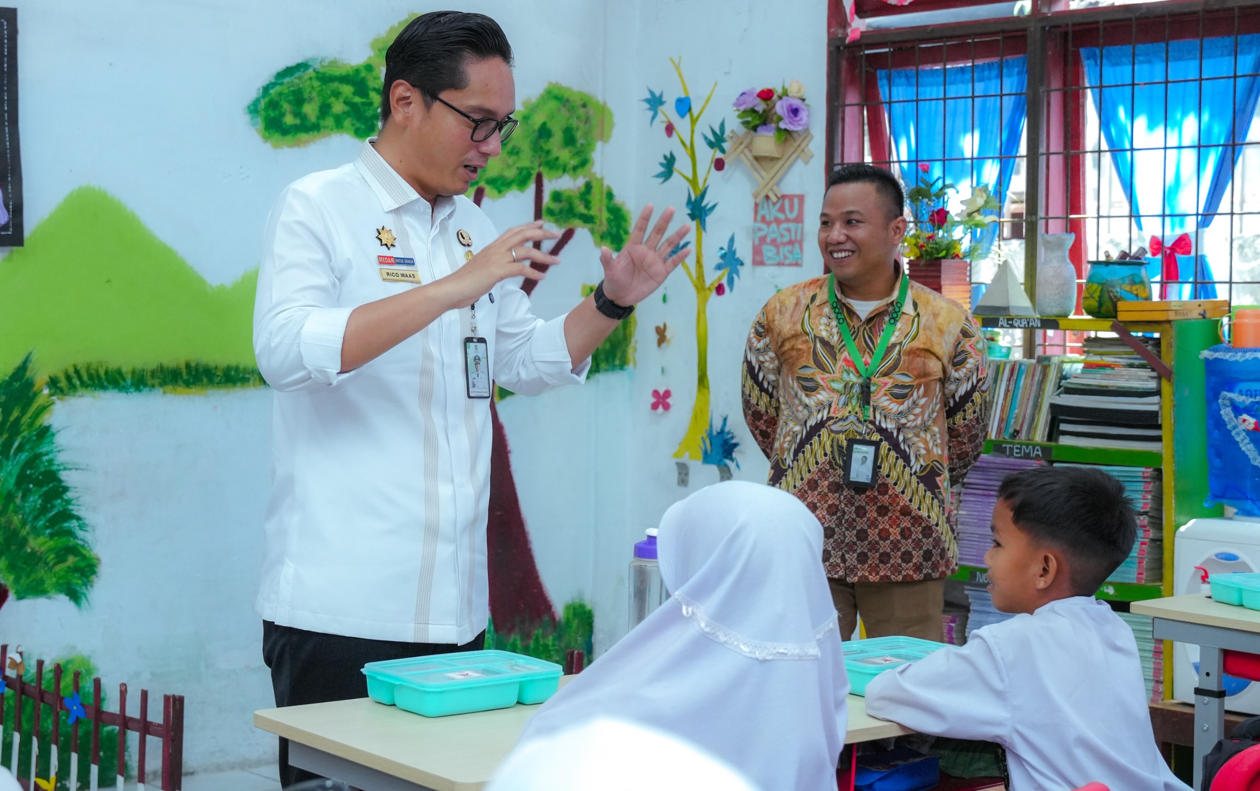 TINJAU: Wali Kota Medan, Rico Tri Putra Bayu Waas dan Kenn Lazuardhi Syarnubi selaku Head of Public Policy and Government Relations Regional Sumatera & Indonesia Timur Gojek saat meninjau pelatihan.