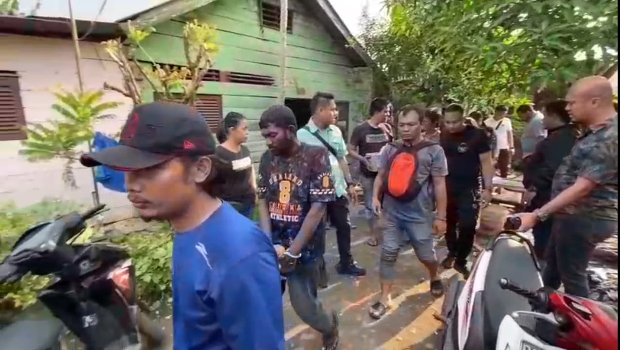 GEREBEK: Petugas Polrestabes Medan menggiring tersangka narkoba usai menggerebek kosa-kosan di Medan Polonia yang dijadikan sarang narkoba dan lapak judi. (Dok: istimewa for Sumut Pos)