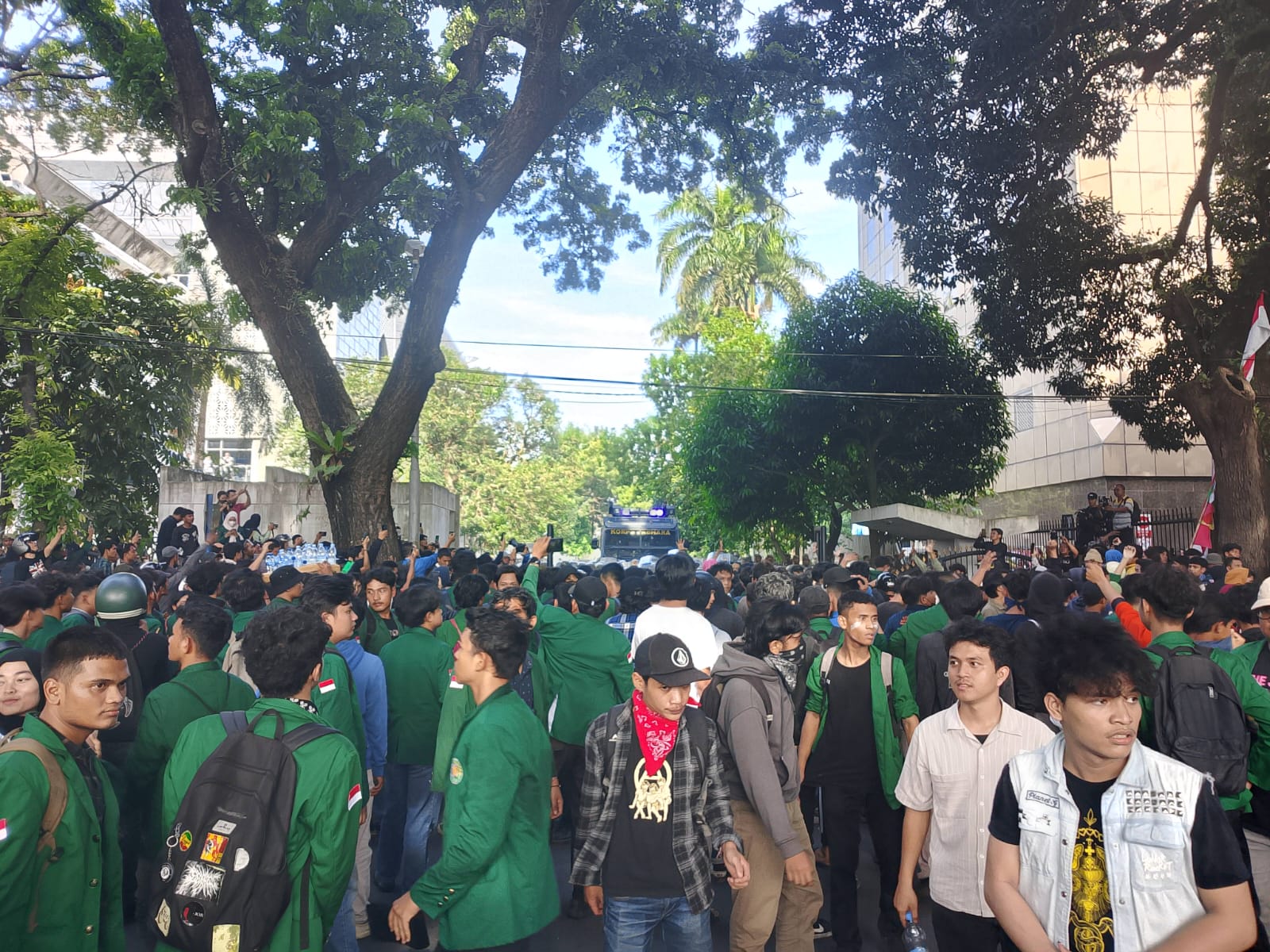 MASSA: Ratusan Massa yang tergabung dalam Mahasiswa USU Bersatu menggeruduk Gedung Dewan Perwakilan Rakyat Daerah (DPRD) Sumatera Utara, Jalan Imam Bonjol Medan, Selasa (26/8/2025).