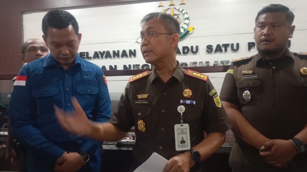 PERS: Kepala Kejaksaan Negeri Pematangsiantar Erwin Purba saat temu pers beberapa waktu lalu. Kajari menyampaikan Tim Kejaksaan sedang Pulbaket Proses lelang proyek di Pemko Pematangsiantar.