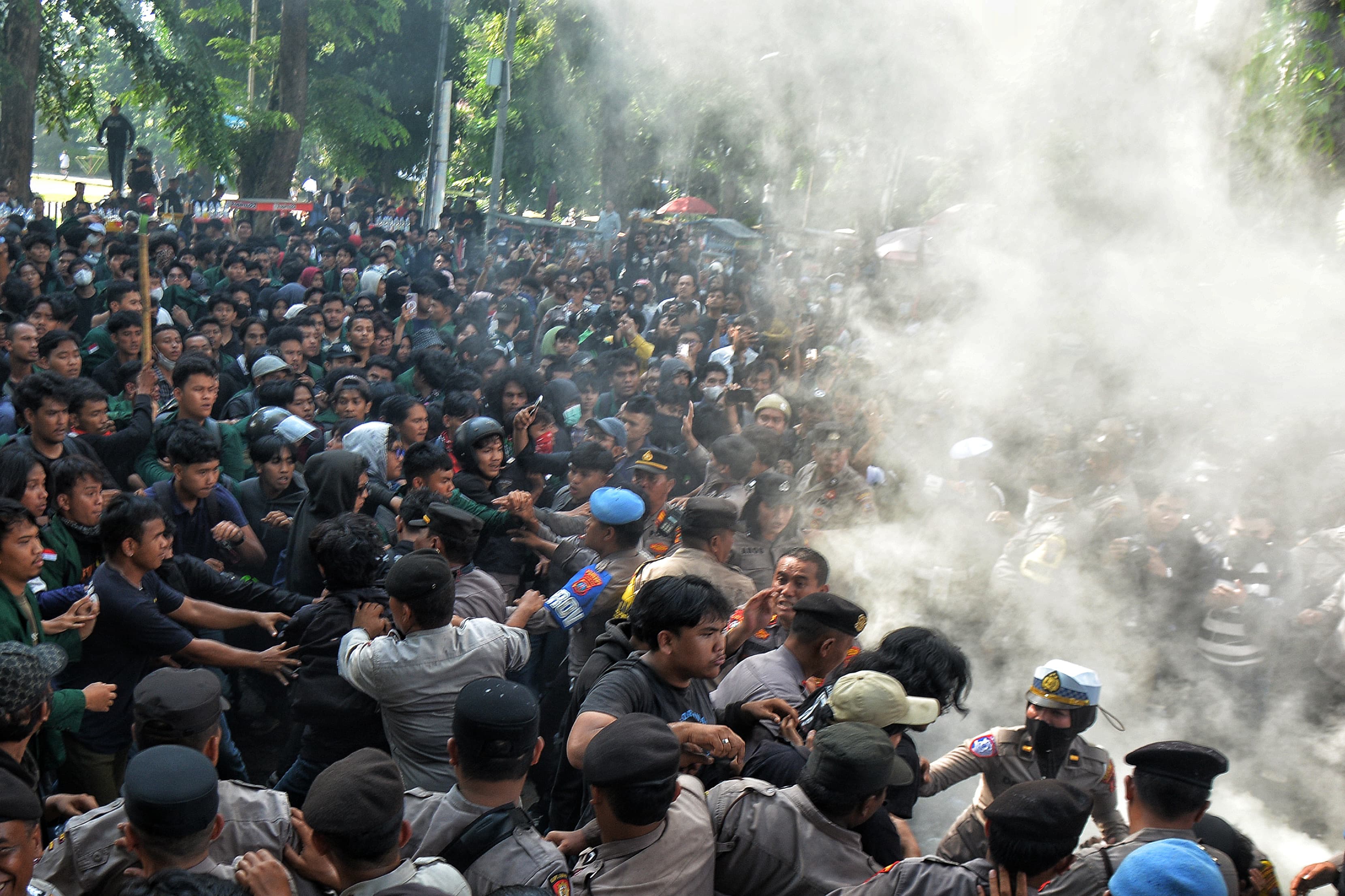AIR MATA: Polisi menyemprotkan gas air mata pada massa saat aksi di DPRD Sumut, Selasa (26/8/2025). (Dok: Triadie Wibowo/Sumut Pos)