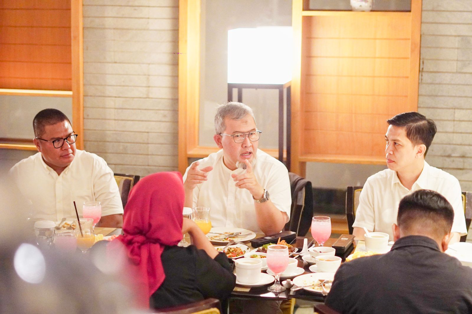 SILATURAHIM: Direktur Utama PT Bank Muamalat Indonesia Tbk Imam Teguh Saptono (tengah) saat bertemu dengan rekan media di Medan, Selasa (26/8/2025).