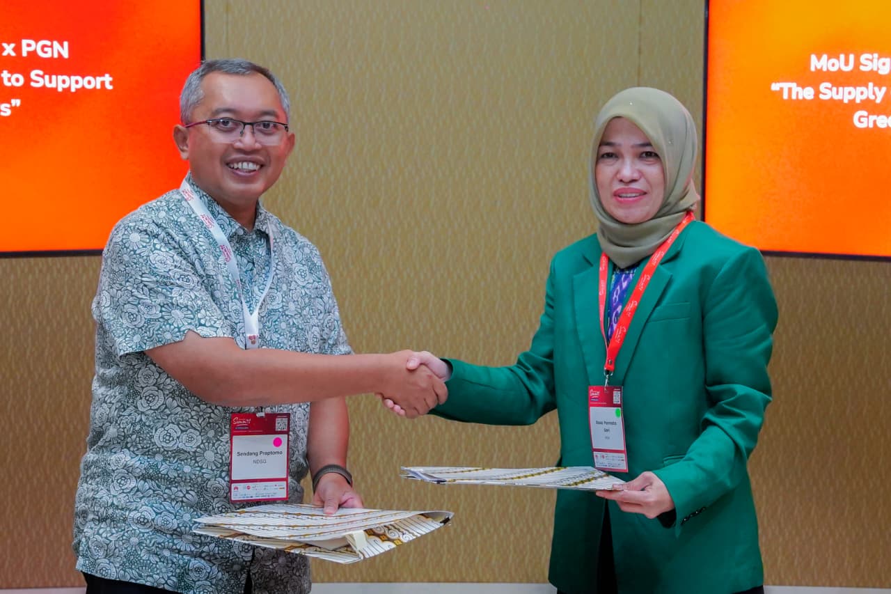 KERJA SAMA: Direktur Strategi dan Pengembangan Bisnis PGN, Rosa Permata Sari, dan CEO NDSG Sendang Praptomo  menandatangani surat kerja sama. (Dok: PGN)