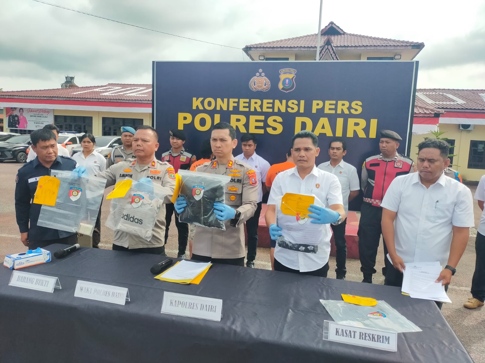 KONFRENSI: Kapolres Dairi AKBP Otniel Siahaan menggelar konfrensi pers terkait kasus viral pelecehan seksual begal payudara di Mapolres Dairi, Rabu (27/8/2025).(Dok: Rudy Sitanggang/Sumut Pos)