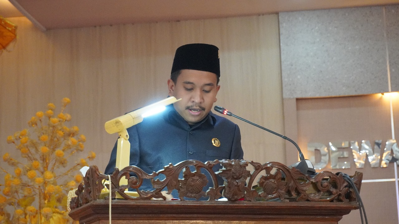 PANDANGAN AKHIR: Matthew Diemas Bastata, juru bicara Fraksi PDI-Perjuangan DPRD Langkat saat menyampaikan pandangan akhir dalam pengesahan P-APBD 2025. (Dok: Istimewa for Sumut Pos)