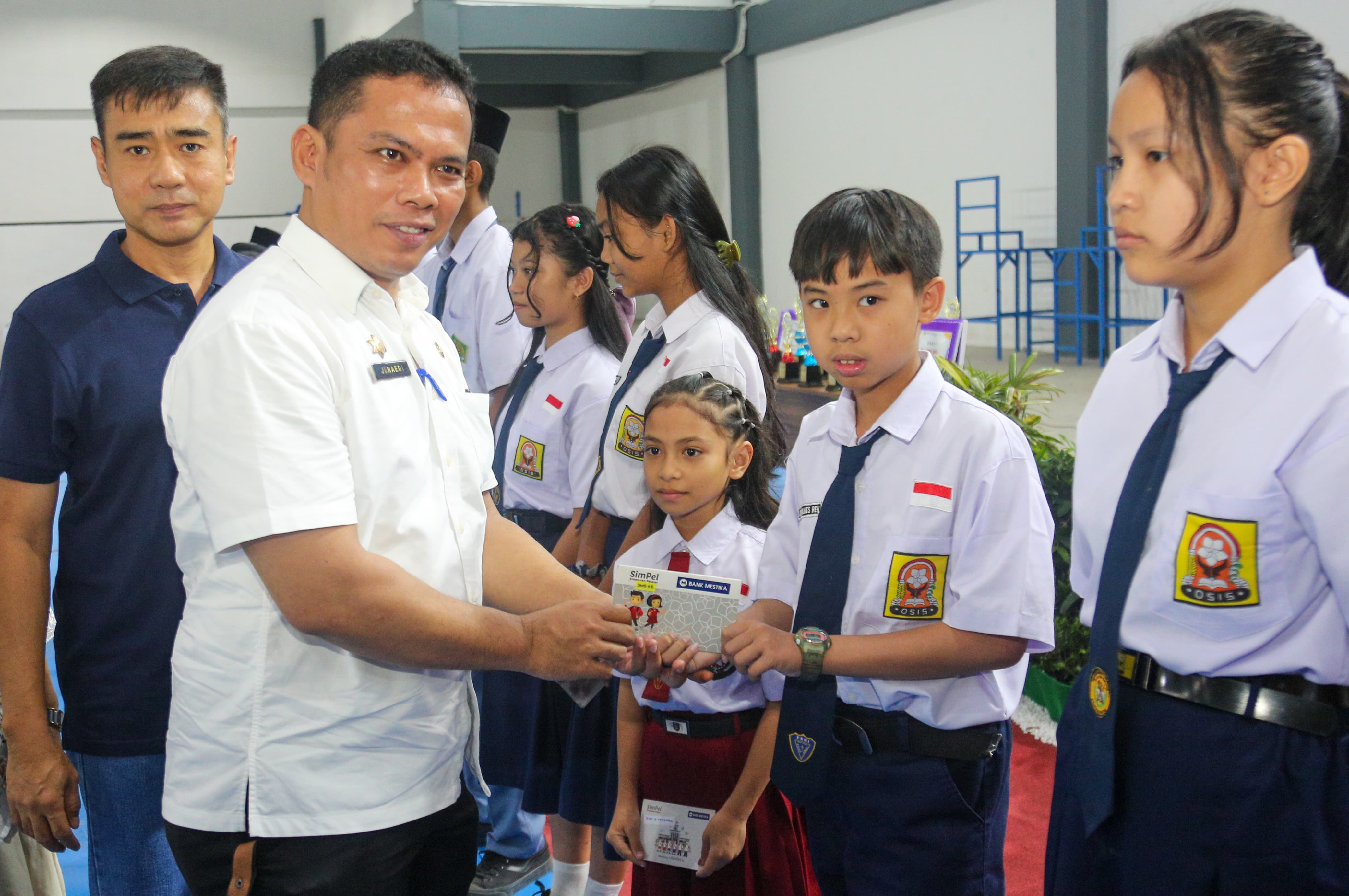 PELAJAR: Sekda menyerahkan buku tabungan kepada pelajar. (Dok: Diskominfo Siantar)