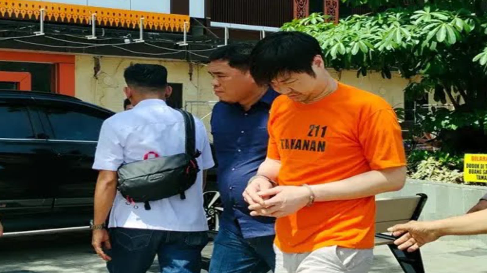 SADIS: David Chandra tersangka kasus pembunuhan sadis terhadap kekasihnya, saat dipaparkan di Polrestsbes Medan, Rabu (27/8/2025).
