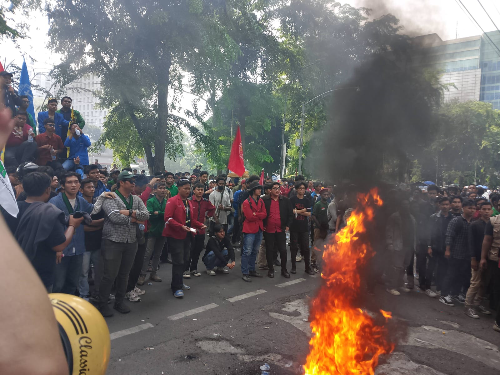RICUH: Kericuhan tak terelakkan kembali terjadi dari aksi yang dilakukan oleh Mahasiswa Cipayung Plus didepan Gedung Dewan Perwakilan Rakyat Daerah (DPRD) Sumut, Rabu (27/8/2025).