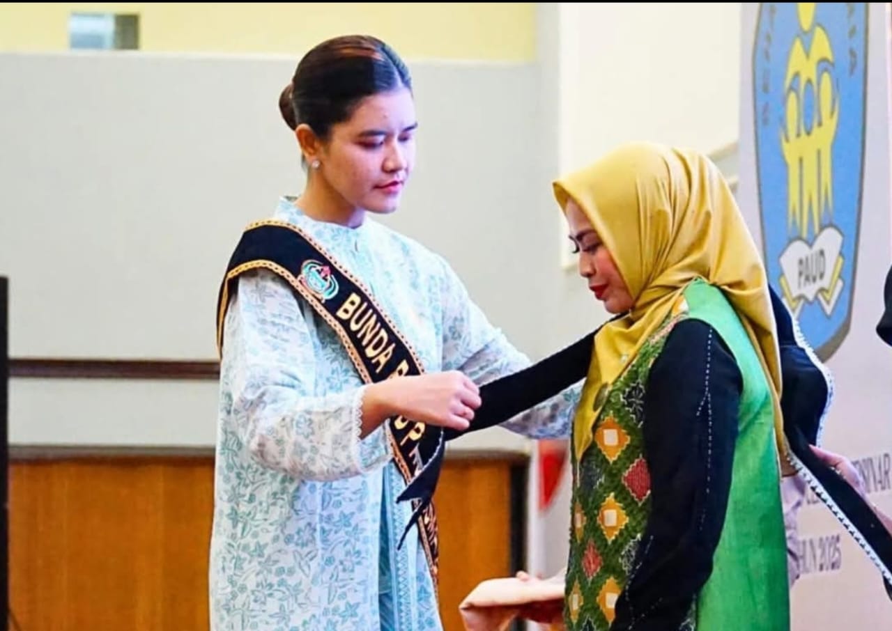 KUKUHKAN: Bunda PAUD Sumut, Kahiyang Ayu mengukuhkan Bupati Labuhanbatu  Maya Hasmita sebagai Bunda PAUD Kabupaten Labuhanbatu. (Dok: Fajar/Sumut Pos)
