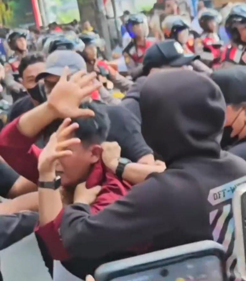 AKSI: Tindakan Refresif yang ditunjukan aparat Kepolisian terhadap Ketua DPD IMM Sumut, Rahmat Taufiq Pardede saat melakukan aksi didepan Gedung DPRD Sumut, Rabu (27/8/2025). (Dok: Sumut Pos)
