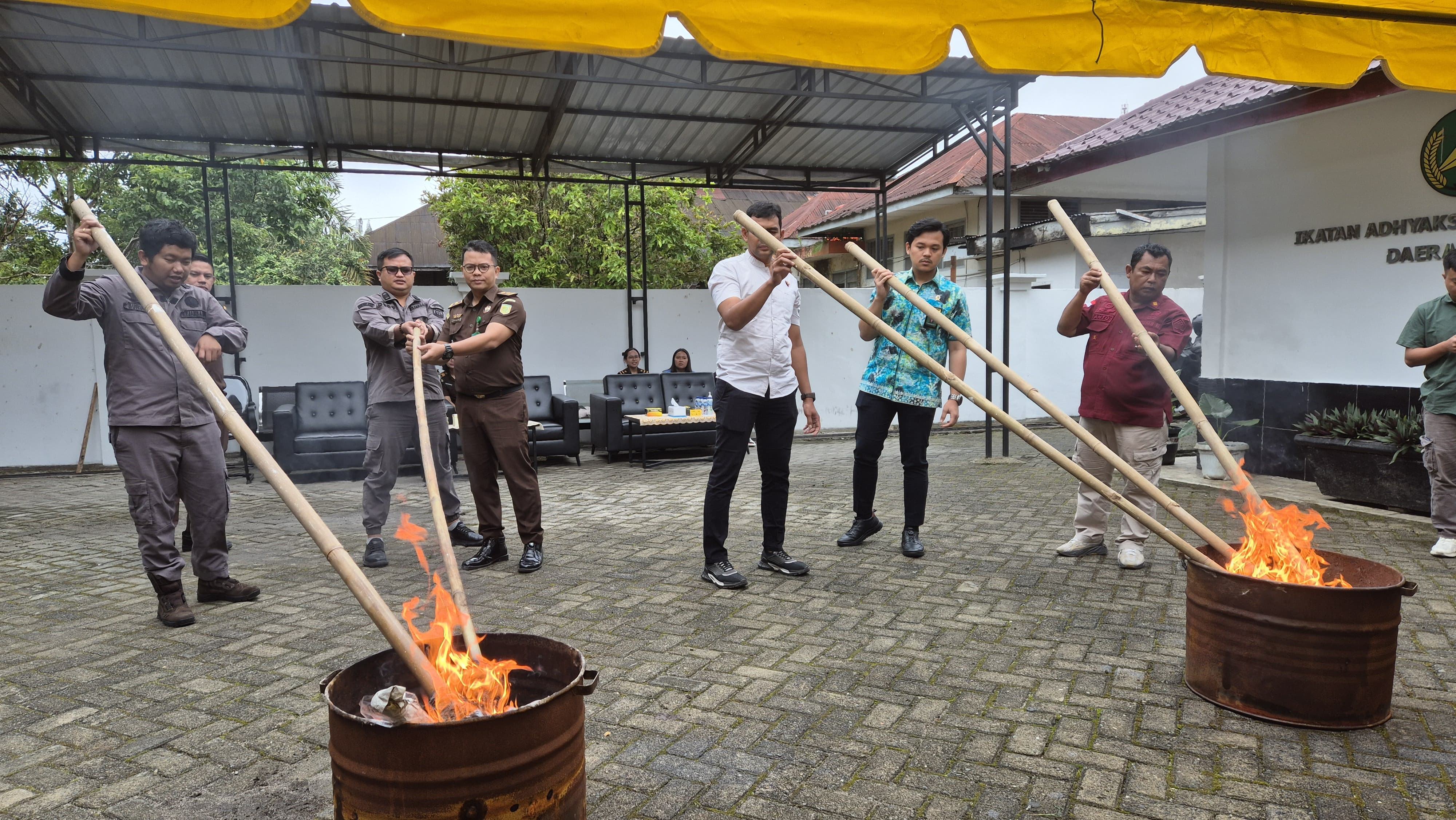 MUSNAHKAN: Kejaksaan Negeri Dairi disaksikan lembaga hukum lainya memusnahkan barangbukti sudah berkekuatan hukum tetap, Kamis (28/8/2025). (Dok: istimewa for Sumut Pos)