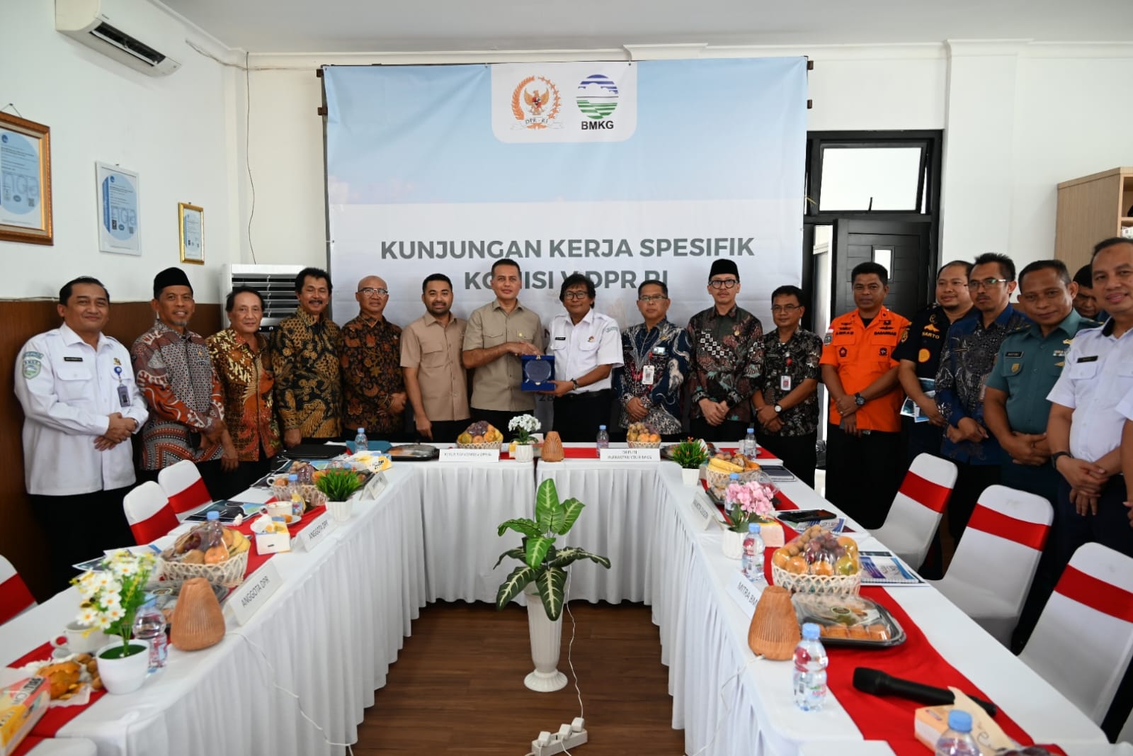 KUNKER: Komisi V DPR RI saat kunjungan kerja spesifik ke Pelabuhan Merak terkait pembentukkan BMKG, Kamis (28/8/2025). (Dok: istimewa for Sumut Pos)