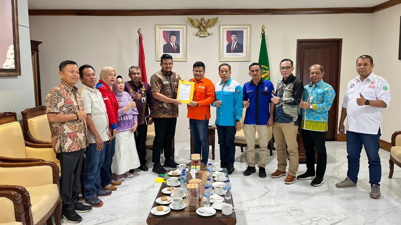 BERSAMA: Ketua Partai Buruh Sumut, sekaligus Ketua DPW FSPMI Sumut, Willy Agus Utomo dan lainnya bersama Gubsu Bobby Nasution, di Kantor Gubernur Sumut, Medan. (Dok: istimewa for Sumut Pos)