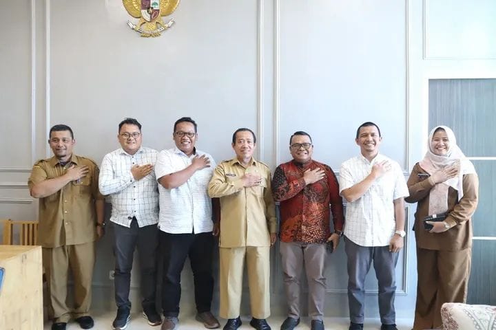 KUNJUNGI: Komisioner KPU Kota Tebingtinggi dipimpin Ketua KPU ke Kantor Wali Kota untuk membahas gedung KPU dengan Pj Sekdako Muhammad Syah Irwan. (Dok: Diskominfo Tebingtinggi)